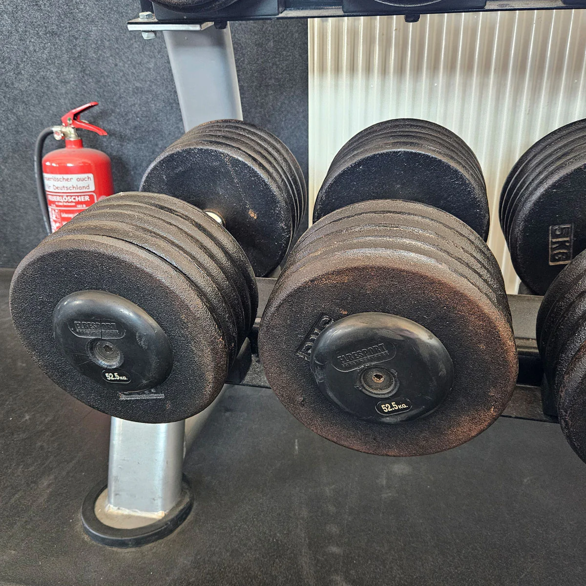 ElbeSport Kurzhantelsatz aus Guss von 2,5 bis 60kg in 2,5kg Stufen ( 24 Paare ) Oldschool, INKLUSIVE Kurzhantelablagen, gebraucht - mit Gebrauchsspuren - Image 30