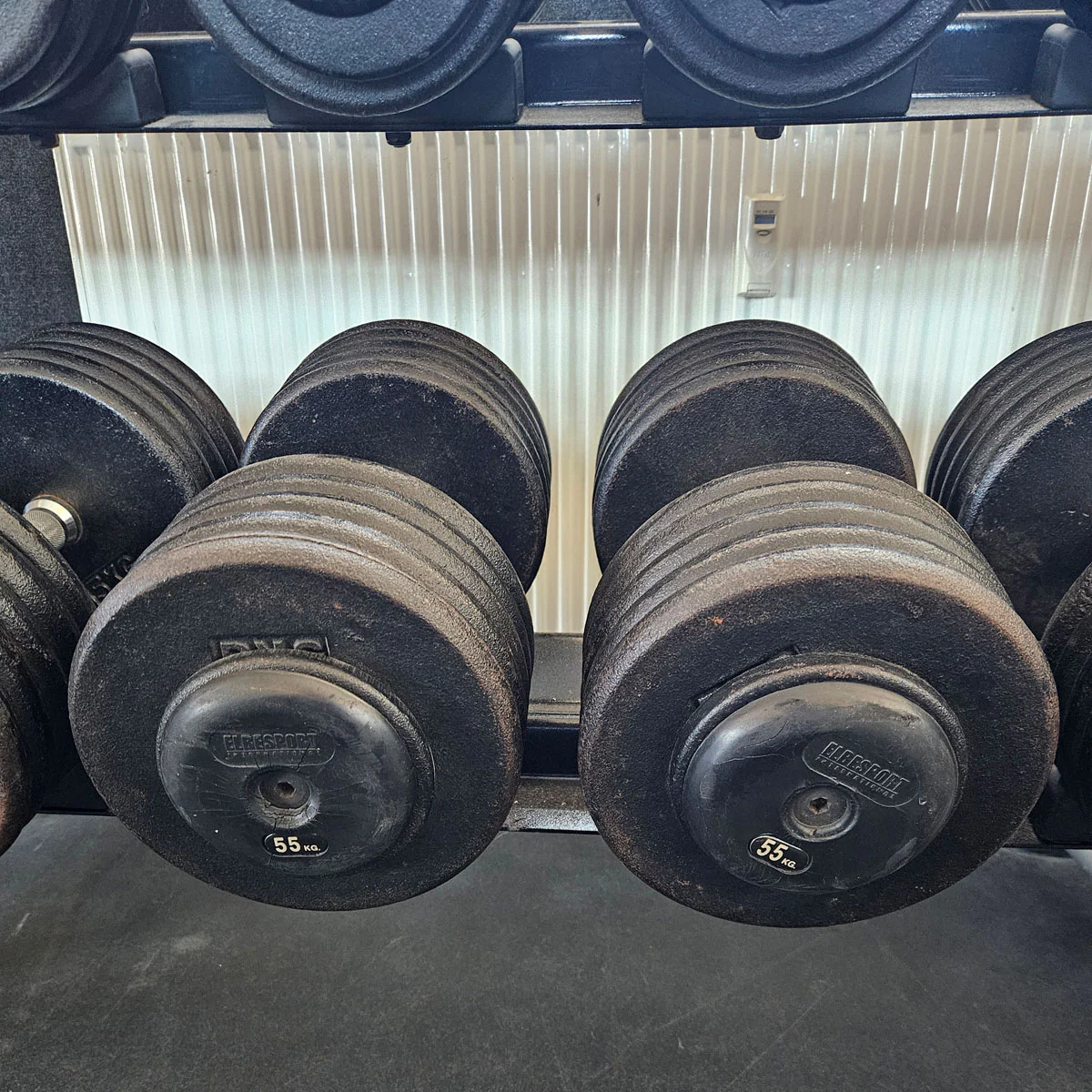 ElbeSport Kurzhantelsatz aus Guss von 2,5 bis 60kg in 2,5kg Stufen ( 24 Paare ) Oldschool, INKLUSIVE Kurzhantelablagen, gebraucht - mit Gebrauchsspuren - Image 31