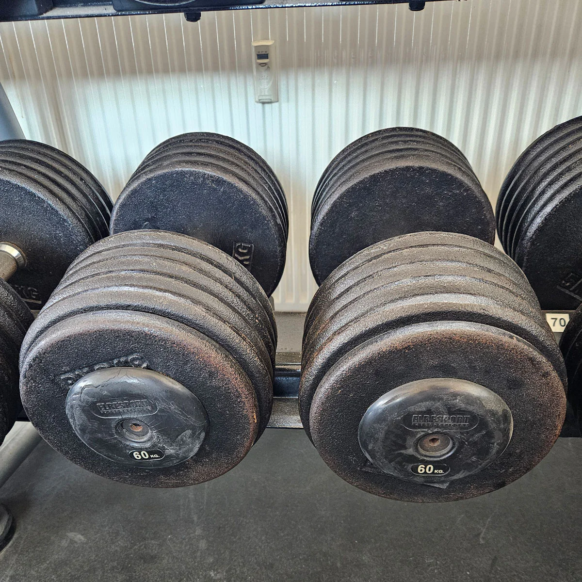 ElbeSport Kurzhantelsatz aus Guss von 2,5 bis 60kg in 2,5kg Stufen ( 24 Paare ) Oldschool, INKLUSIVE Kurzhantelablagen, gebraucht - mit Gebrauchsspuren - Image 33