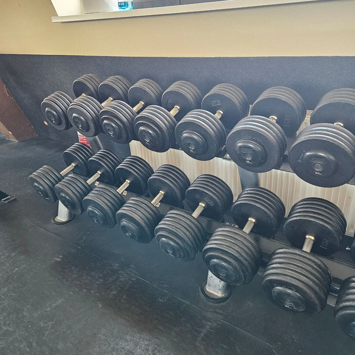 ElbeSport Kurzhantelsatz aus Guss von 2,5 bis 60kg in 2,5kg Stufen ( 24 Paare ) Oldschool, INKLUSIVE Kurzhantelablagen, gebraucht - mit Gebrauchsspuren - Image 34