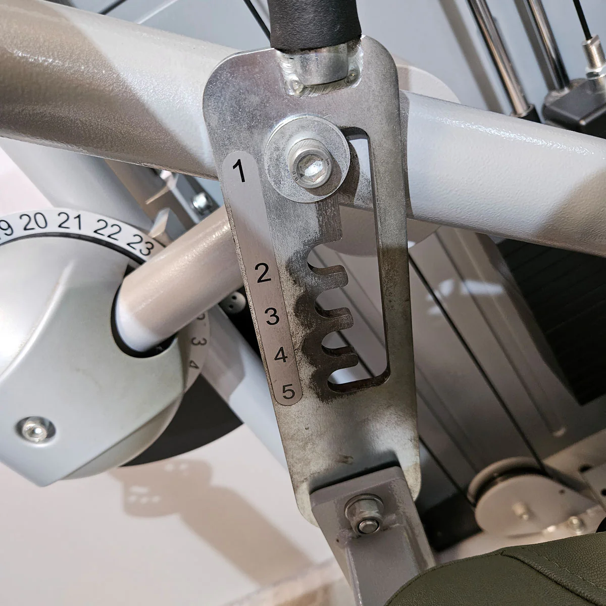 Ergo-Fit Leg Flexion 4100 S Med mit Display, Beinbeuger sitzend mit medizinischer Zulassung, MPG, Baujahr 2020, Rahmen Silber, gebraucht - überholter Zustand - Image 10