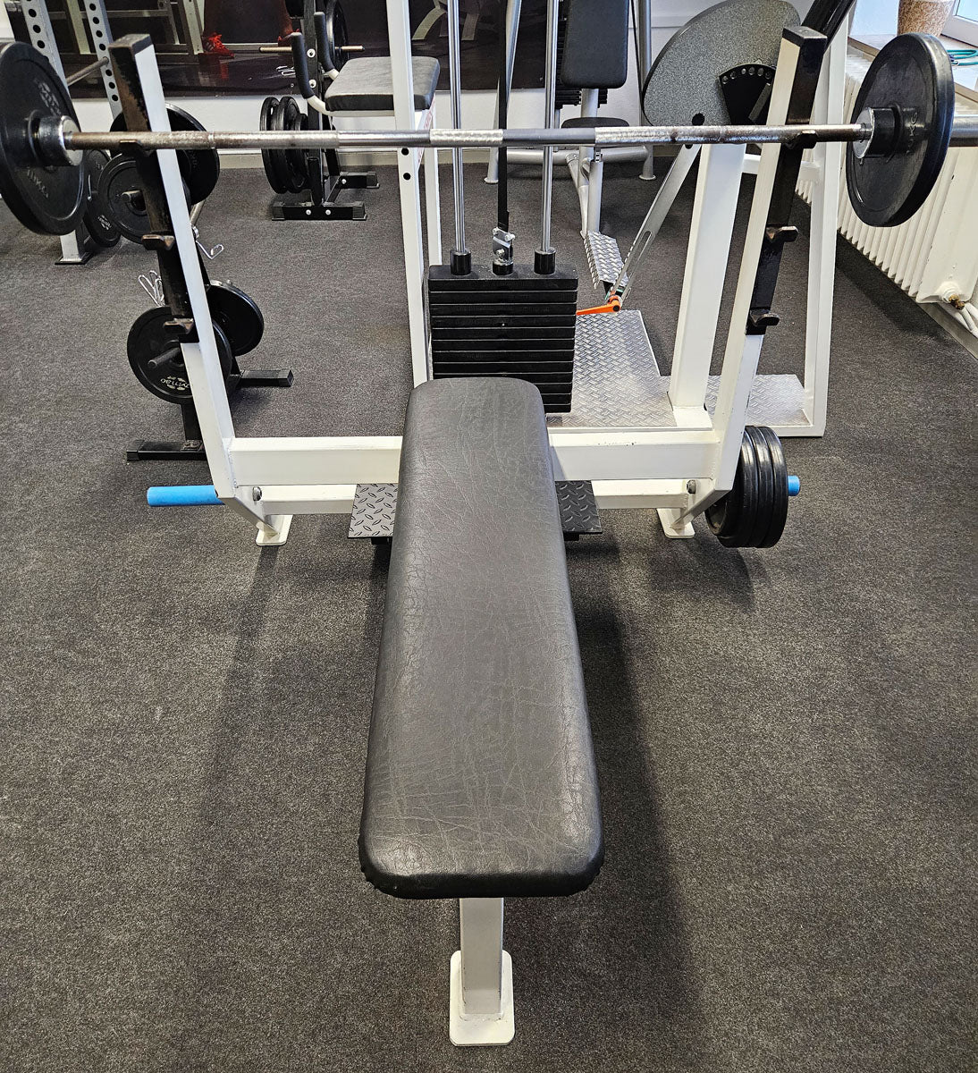 Flachdrückerbank mit Ablagen für Bankdrücken, Benchpress, Oldschool Bodybuilding, Rahmenfarbe Weiß, gebraucht mit Gebrauchsspuren - Image 3