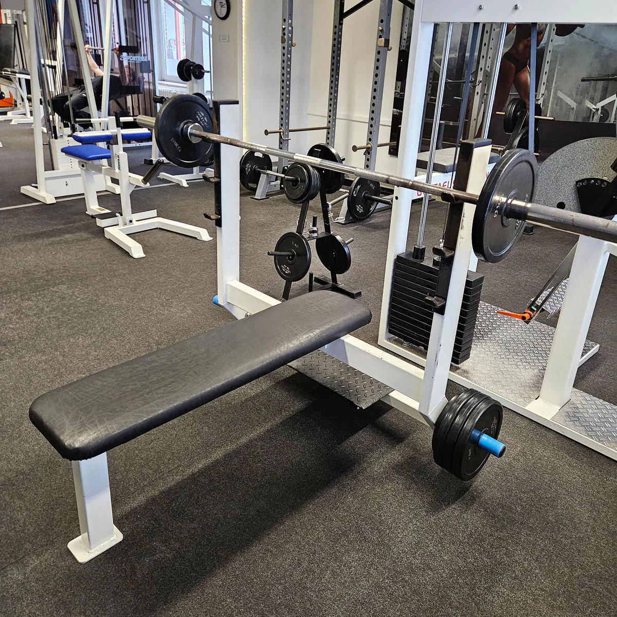 Flachdrückerbank mit Ablagen für Bankdrücken, Benchpress, Oldschool Bodybuilding, Rahmenfarbe Weiß, gebraucht mit Gebrauchsspuren - Image 4