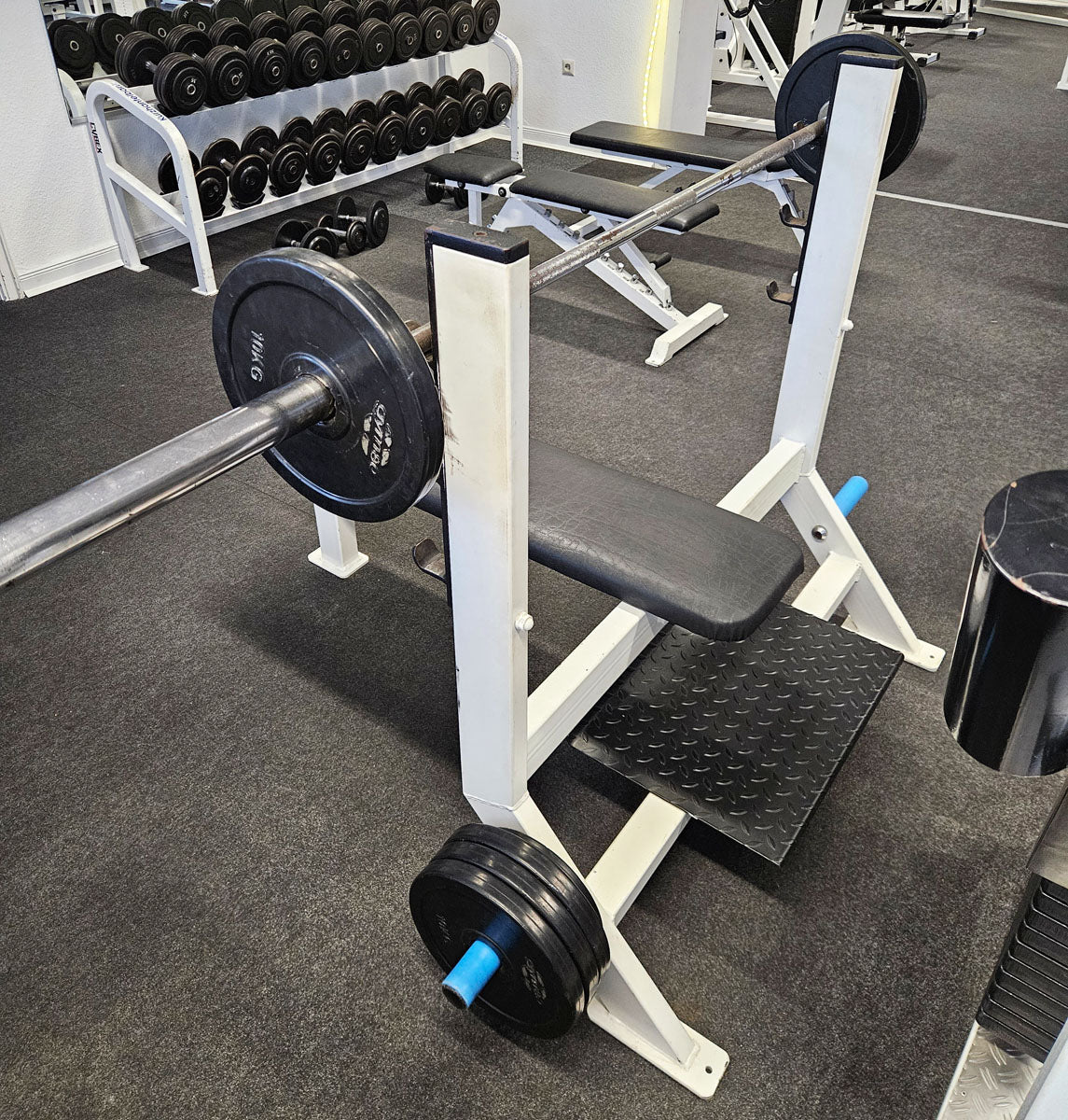 Flachdrückerbank mit Ablagen für Bankdrücken, Benchpress, Oldschool Bodybuilding, Rahmenfarbe Weiß, gebraucht mit Gebrauchsspuren - Image 5