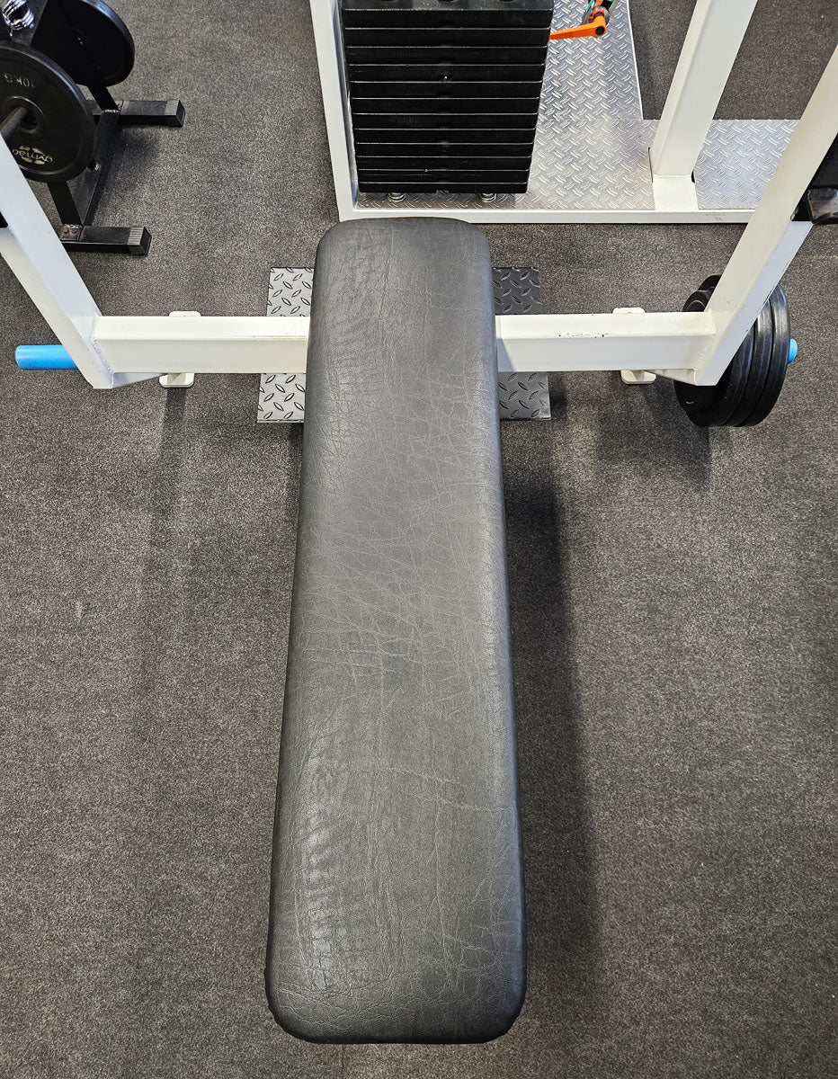 Flachdrückerbank mit Ablagen für Bankdrücken, Benchpress, Oldschool Bodybuilding, Rahmenfarbe Weiß, gebraucht mit Gebrauchsspuren - Image 6