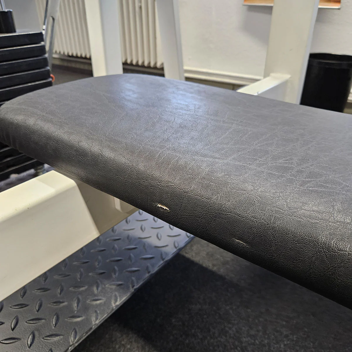 Flachdrückerbank mit Ablagen für Bankdrücken, Benchpress, Oldschool Bodybuilding, Rahmenfarbe Weiß, gebraucht mit Gebrauchsspuren - Image 7
