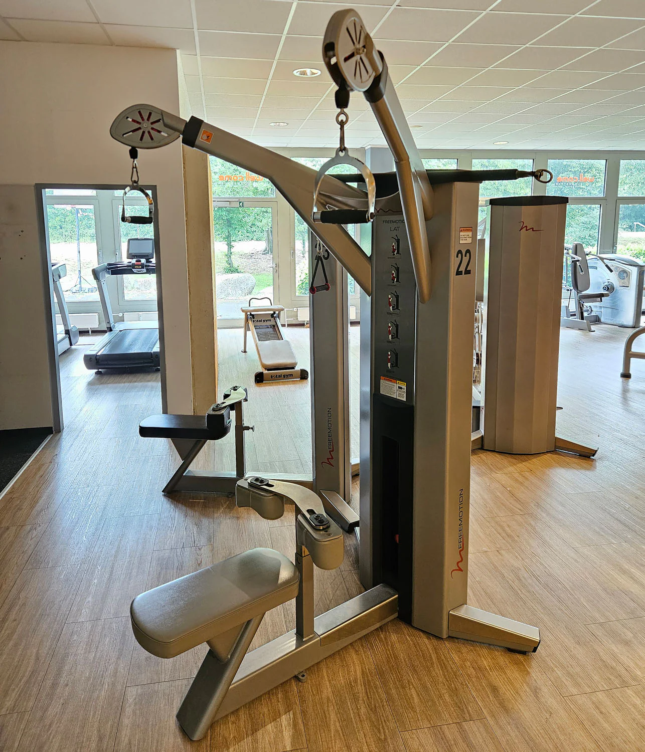 Freemotion Lat G620 - Latzug am Kabel, Lat Pulldown, Rücken Krafttrainingsgerät aus der Genesis Serie, Rahmenfarbe Silber, gebraucht - überholter Zustand - Image 2