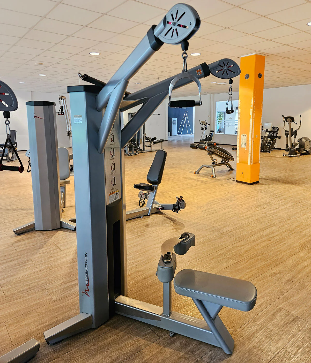 Freemotion Lat G620 - Latzug am Kabel, Lat Pulldown, Rücken Krafttrainingsgerät aus der Genesis Serie, Rahmenfarbe Silber, gebraucht - überholter Zustand - Image 5