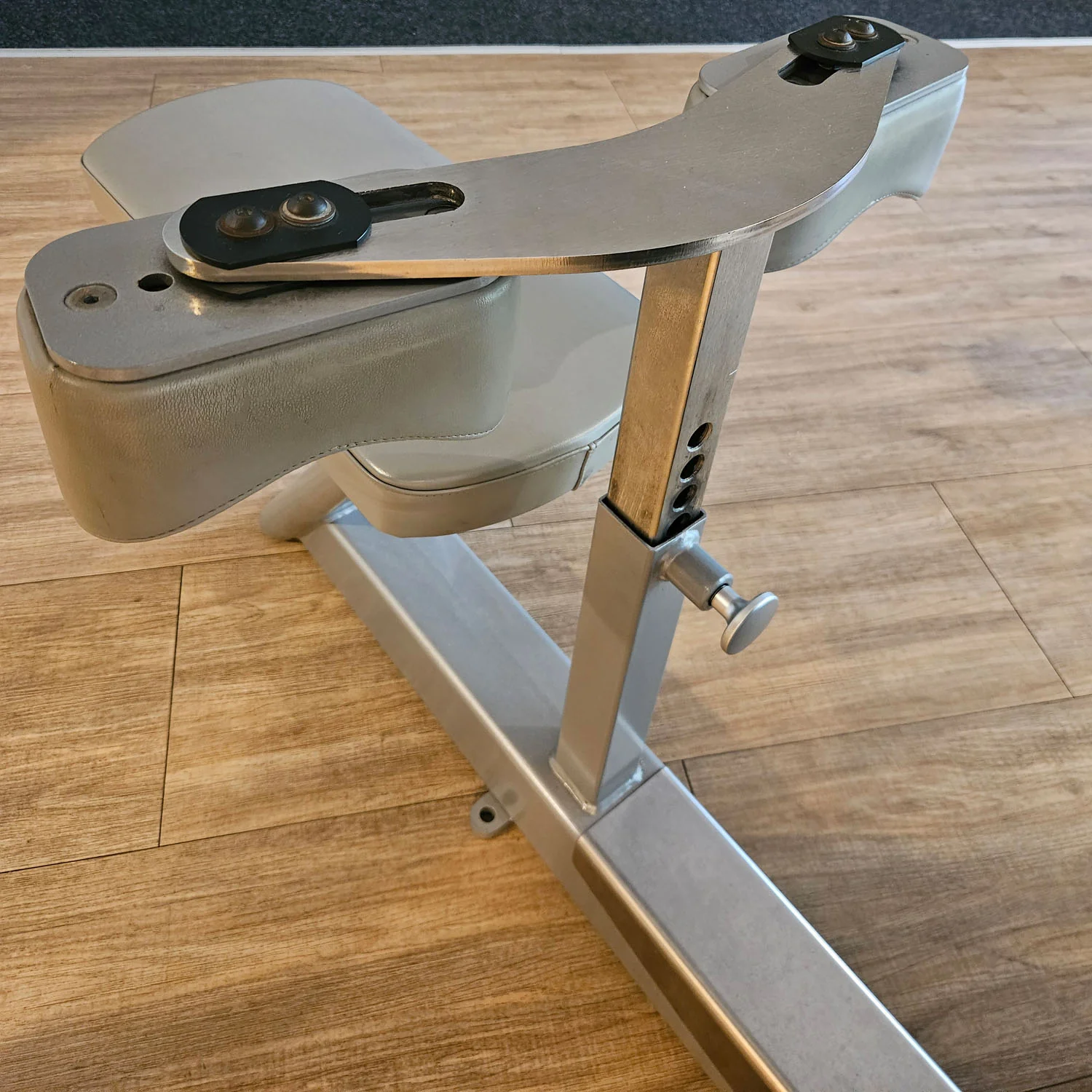 Freemotion Lat G620 - Latzug am Kabel, Lat Pulldown, Rücken Krafttrainingsgerät aus der Genesis Serie, Rahmenfarbe Silber, gebraucht - überholter Zustand - Image 6