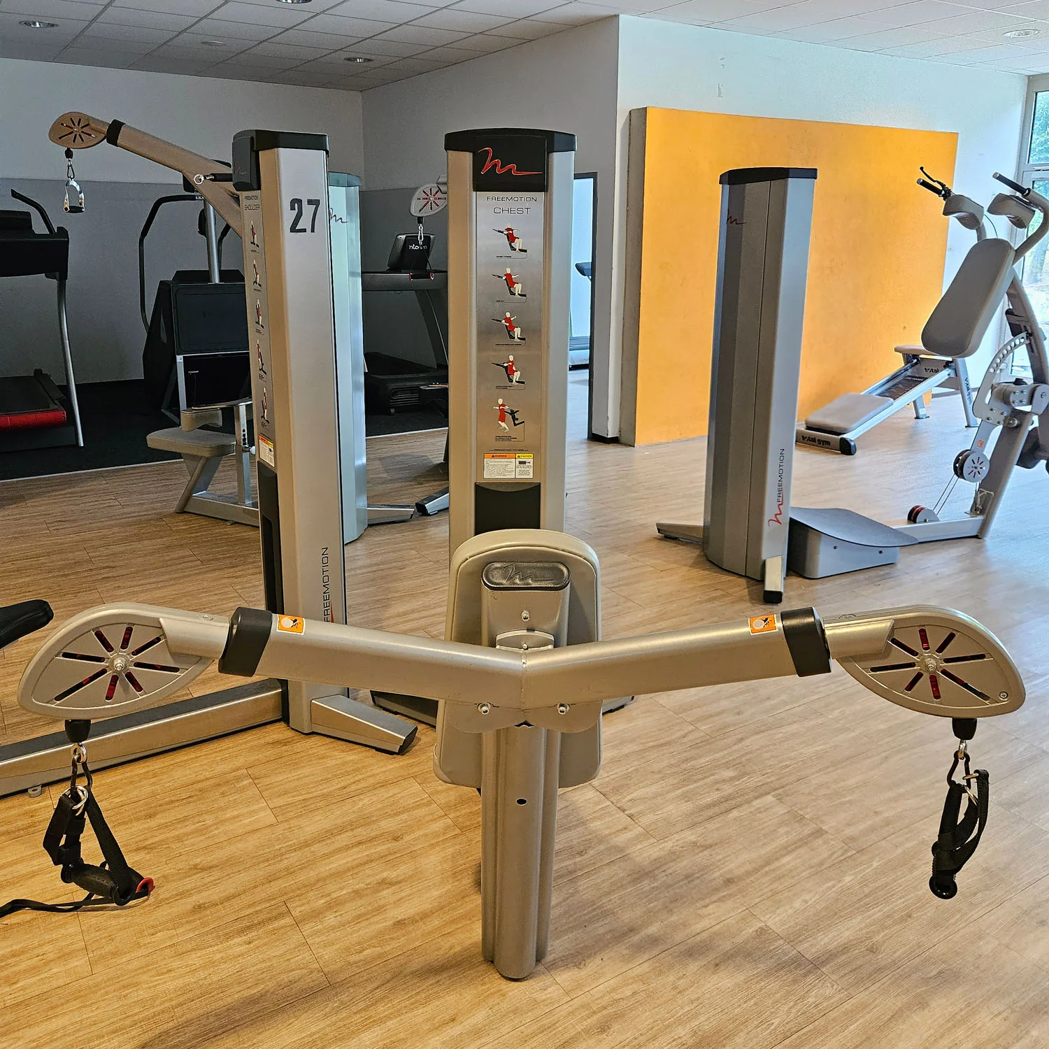 Freemotion Multi-Plane Chest G600 - Brustpresse am Kabel, Kabelzüge für Bankdrücken Brusttraining, Krafttrainingsgerät aus der Genesis Serie, Rahmenfarbe Silber, gebraucht - überholter Zustand - Image 3