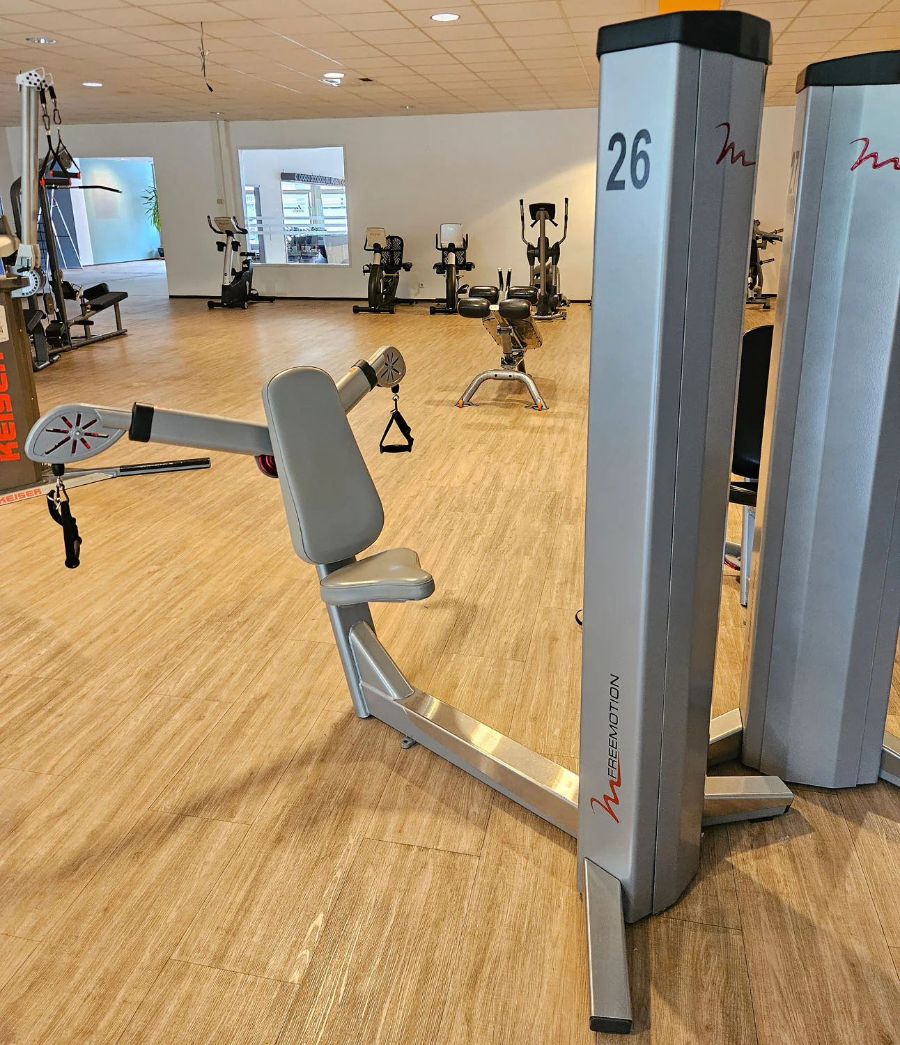 Freemotion Multi-Plane Chest G600 - Brustpresse am Kabel, Kabelzüge für Bankdrücken Brusttraining, Krafttrainingsgerät aus der Genesis Serie, Rahmenfarbe Silber, gebraucht - überholter Zustand - Image 6