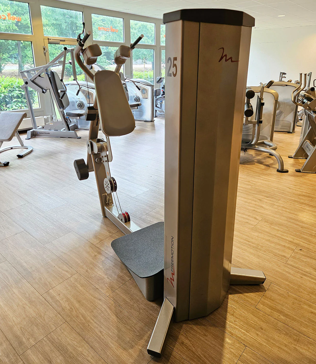Freemotion Squat G610 - Kniebeugenmaschine, Bein Krafttrainingsgerät aus der Genesis Serie, Rahmenfarbe Silber, gebraucht - überholter Zustand - Image 3