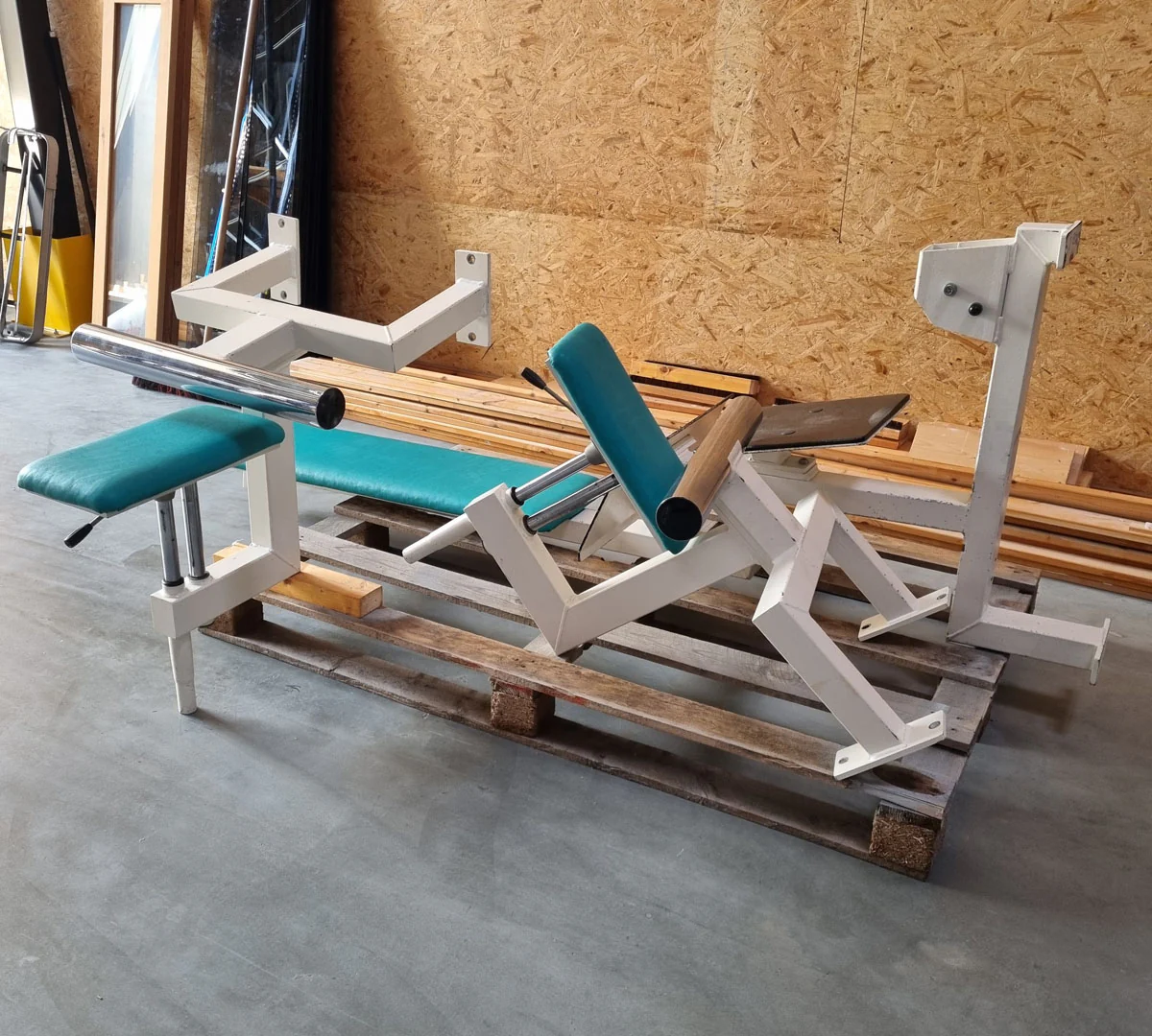 Gym80 - 4 Stationenturm mit Gurtband, 4 Stack Multi Station, große Gewichtsblöcke, Rahmenfarbe Weiß, Polsterfarbe Türkis, gebraucht - überholter Zustand - Image 7