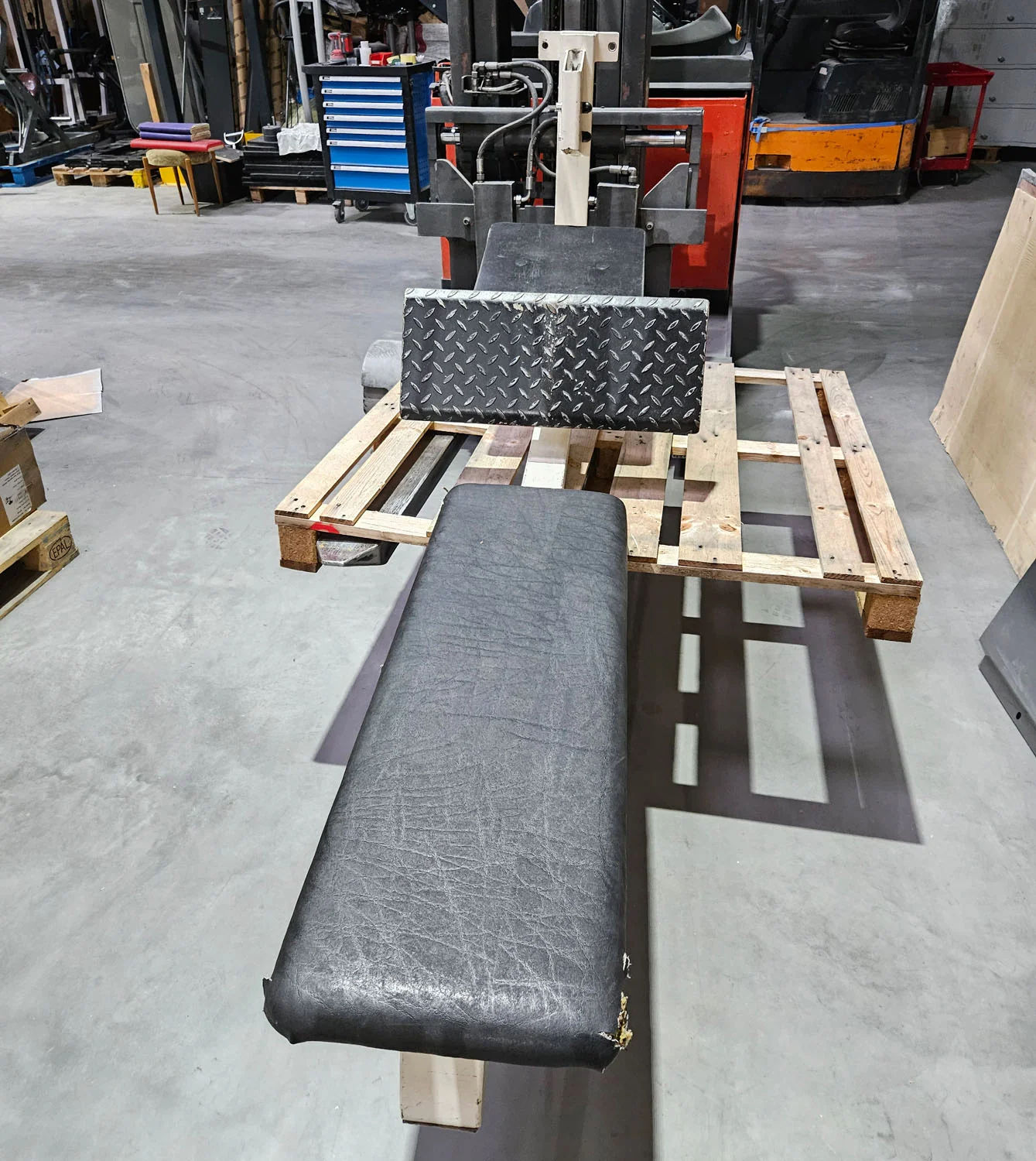 Gym80 - 4 Stationenturm mit Seilen, 4 Stack Multi Station, große Gewichtsblöcke, Rahmenfarbe Weiß, gebraucht - geprüfter Zustand mit optischen Gebrauchsspuren - Image 4
