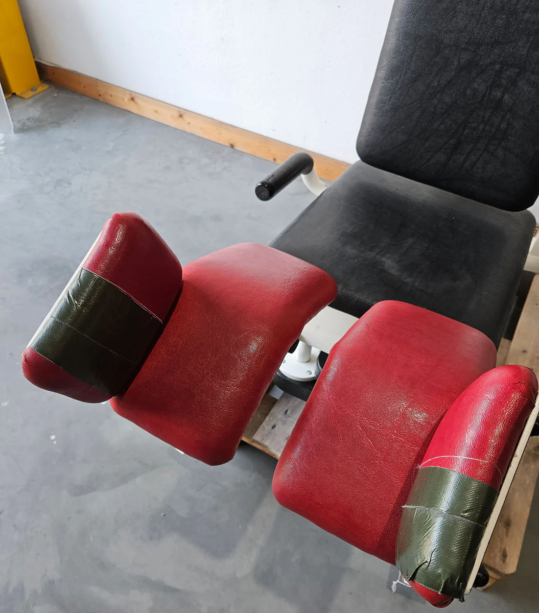Gym80 Abduktorenmaschine, Hip Abductor, sitzend,  Oldschool Bodybuilding Kraftgerät - Edition oder Classic Line, Rahmenfarbe Weiß, gebraucht mit Gebrauchsspuren - Image 13