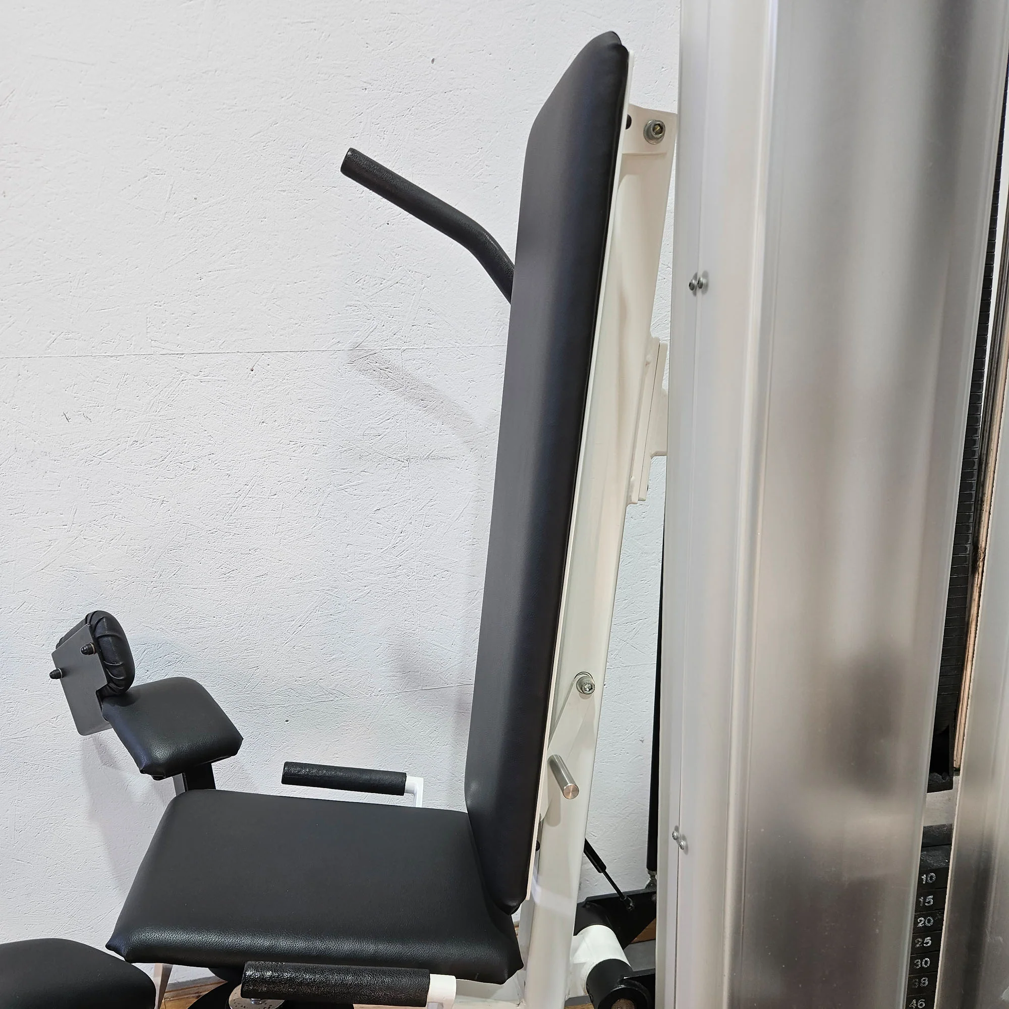 Gym80 Adduktorenmaschine, Hip Adductor, sitzend, Oldschool Bodybuilding Kraftgerät - Edition Line mit Verkleidung, Rahmen Weiß, gebraucht - geprüfter Zustand - Image 5