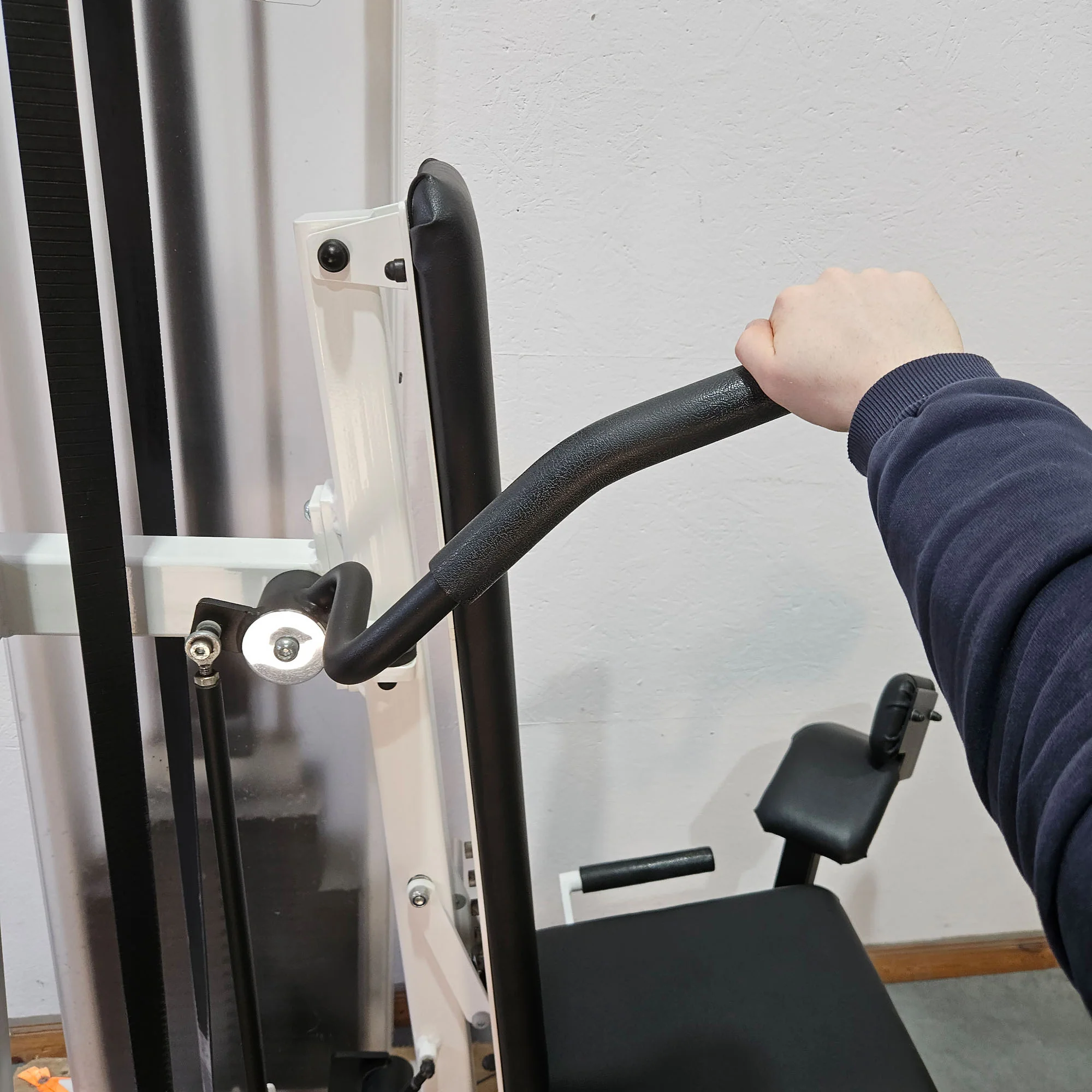 Gym80 Adduktorenmaschine, Hip Adductor, sitzend, Oldschool Bodybuilding Kraftgerät - Edition Line mit Verkleidung, Rahmen Weiß, gebraucht - geprüfter Zustand - Image 9