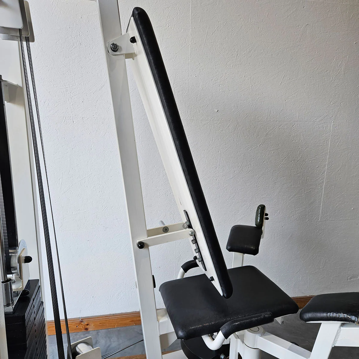Gym80 Adduktorenmaschine, Hip Adductor, sitzend, Oldschool Bodybuilding Kraftgerät - Edition oder Classic Line, Rahmen Weiß, gebraucht mit Gebrauchsspuren - Image 4