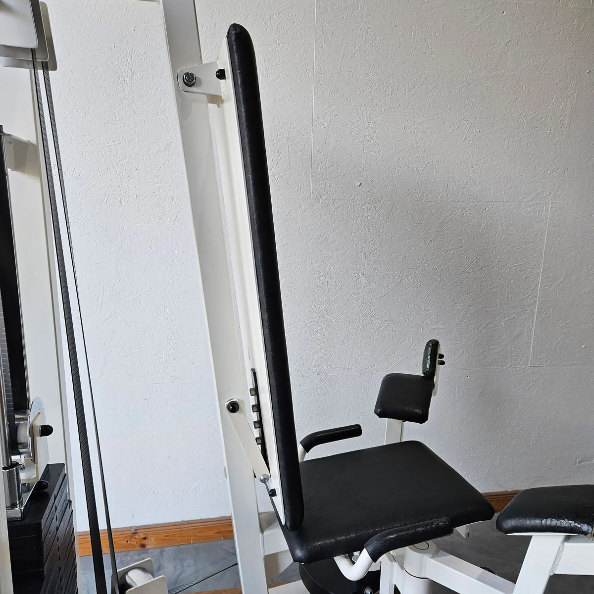 Gym80 Adduktorenmaschine, Hip Adductor, sitzend, Oldschool Bodybuilding Kraftgerät - Edition oder Classic Line, Rahmen Weiß, gebraucht mit Gebrauchsspuren - Image 5