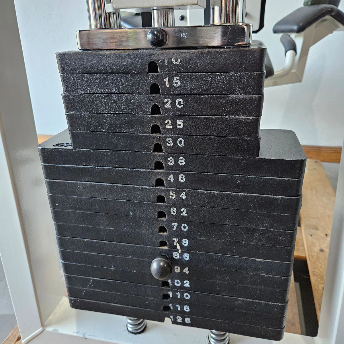 Gym80 Adduktorenmaschine, Hip Adductor, sitzend, Oldschool Bodybuilding Kraftgerät - Edition oder Classic Line, Rahmen Weiß, gebraucht mit Gebrauchsspuren - Image 7