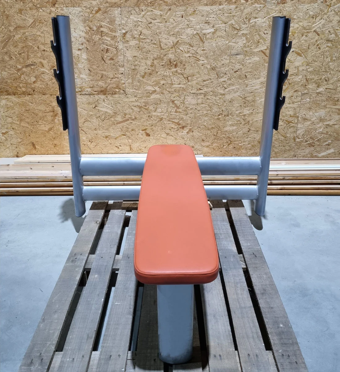 Gym80 Basic Drückbank 4097, Olympia Flachdrückerbank Rahmebfarbe Silber, Polsterfarbe Orange, gebraucht - überholter Zustand - Image 3
