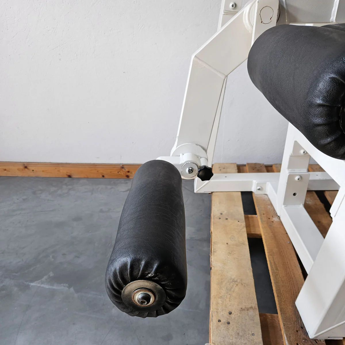 Gym80 Bauchmaschine, Klappmesser, Abdominal Crunch, Oldschool Bodybuilding Kraftgerät - Edition oder Classic Line, Rahmenfarbe Weiß, gebraucht mit Gebrauchsspuren - Image 6