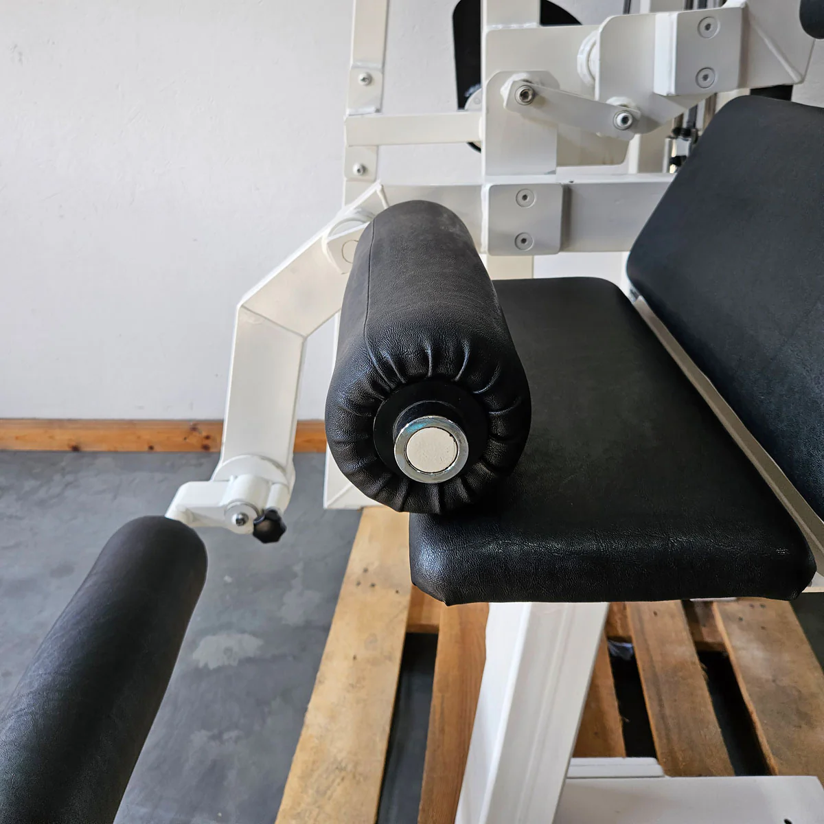 Gym80 Bauchmaschine, Klappmesser, Abdominal Crunch, Oldschool Bodybuilding Kraftgerät - Edition oder Classic Line, Rahmenfarbe Weiß, gebraucht mit Gebrauchsspuren - Image 7