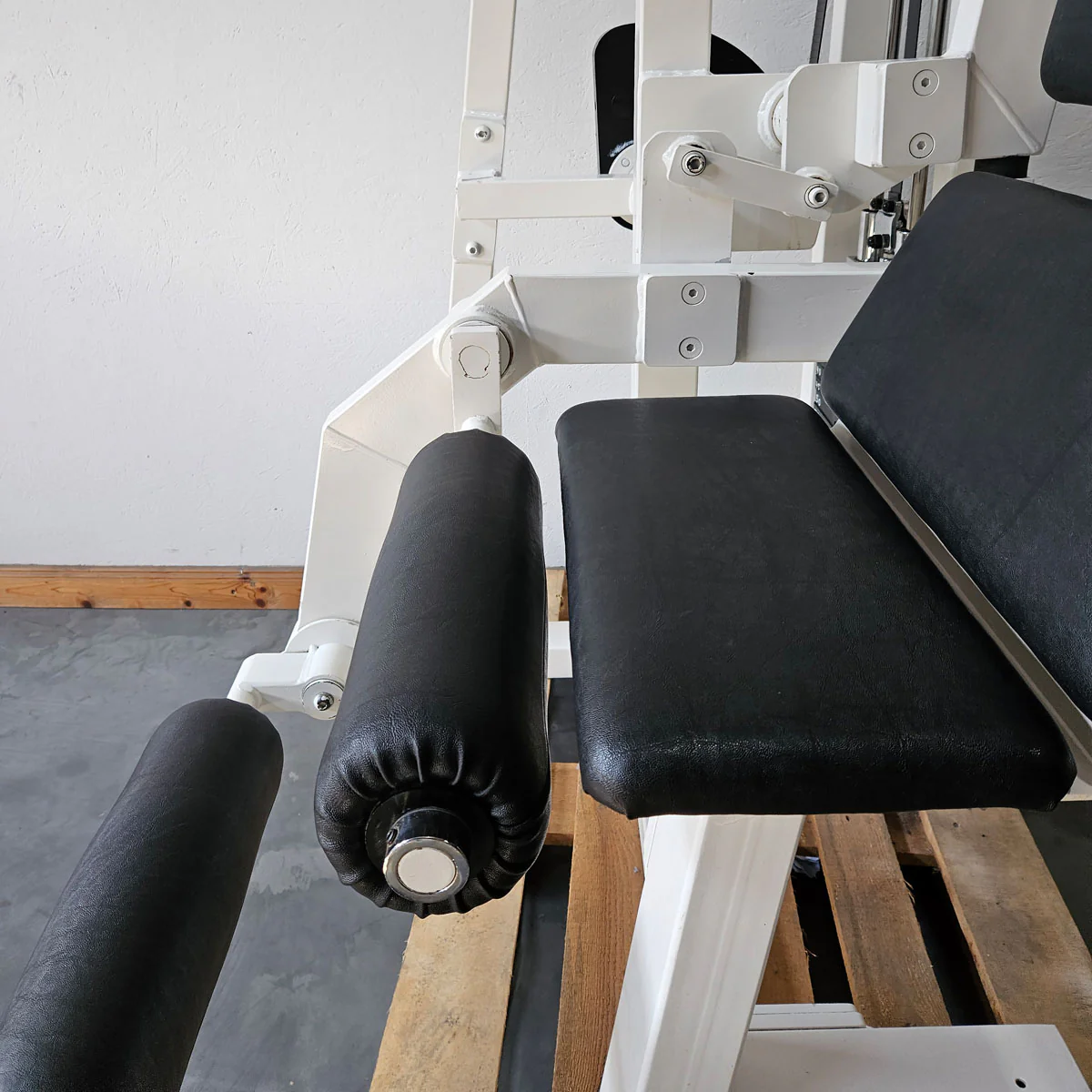 Gym80 Bauchmaschine, Klappmesser, Abdominal Crunch, Oldschool Bodybuilding Kraftgerät - Edition oder Classic Line, Rahmenfarbe Weiß, gebraucht mit Gebrauchsspuren - Image 8