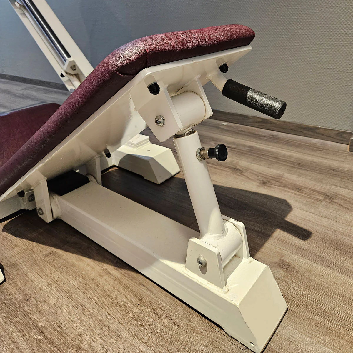 Gym80 Beinpresse 45 Grad, Plate loaded Leg Press, Ähnlich Pure Kraft 4023, Rahmenfarbe Weiß, gebraucht - geprüfter Zustand - Image 4
