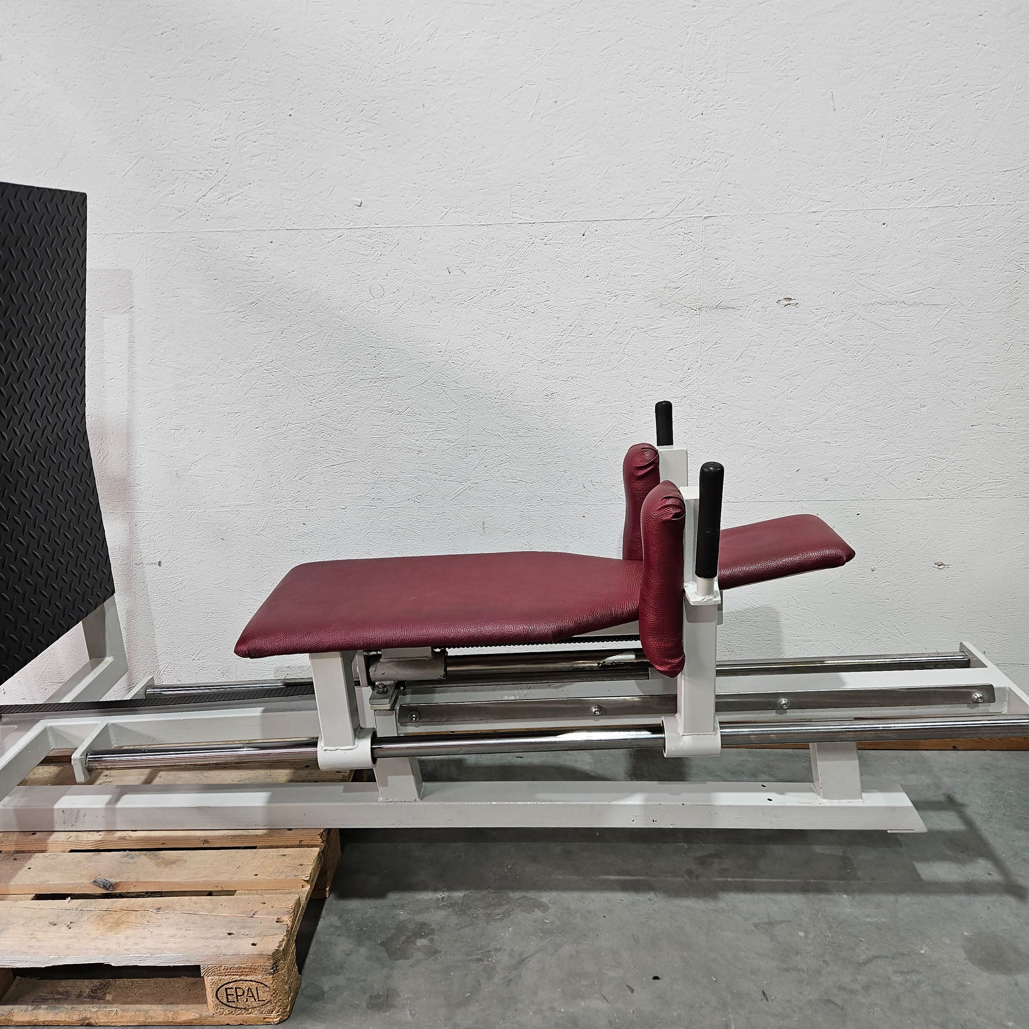 Gym80 Beinpresse liegend, Leg Press lying, 213kg Gewichtsblock, Oldschool Bodybuilding Kraftgerät - Rahmenfarbe Weiß, gebraucht mit Gebrauchsspuren - Image 6
