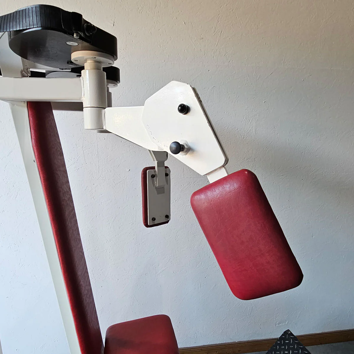 Gym80 Butterfly mit Polster Pads, Pec Fly, Winkel verstellbar, Oldschool Bodybuilding Kraftgerät - Edition oder Classic Line, Rahmenfarbe Weiß, gebraucht mit Gebrauchsspuren - Image 5