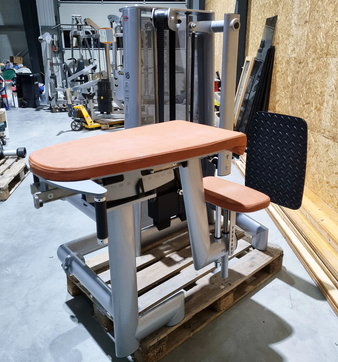 Gym80 Gluteus Kick Knieend 3004 Sygnum, Pomaschine, Rahmenfarbe Silber, Polsterfarbe Orange, gebraucht - überholter Zustand - Image 4