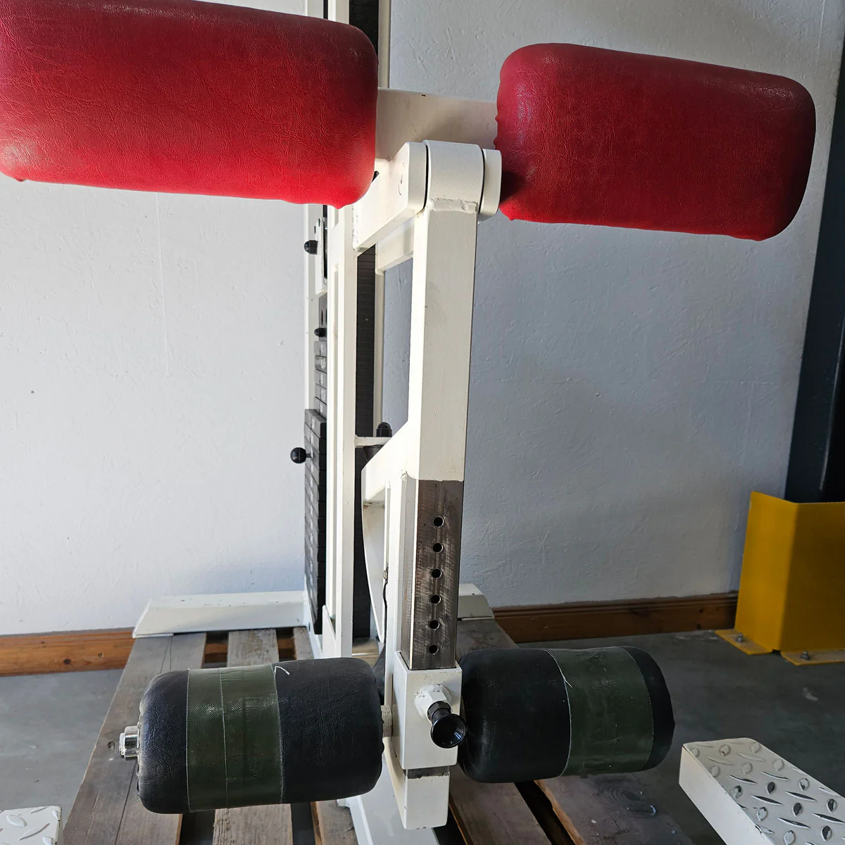 Gym80 Gluteusmaschine stehend, Glute Raiser, Pomaschine, Oldschool Bodybuilding Kraftgerät - Edition oder Classic Line, Rahmen Weiß, gebraucht mit Gebrauchsspuren - Image 5