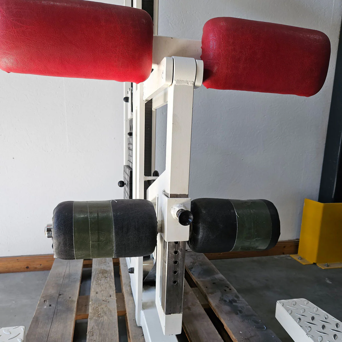 Gym80 Gluteusmaschine stehend, Glute Raiser, Pomaschine, Oldschool Bodybuilding Kraftgerät - Edition oder Classic Line, Rahmen Weiß, gebraucht mit Gebrauchsspuren - Image 6