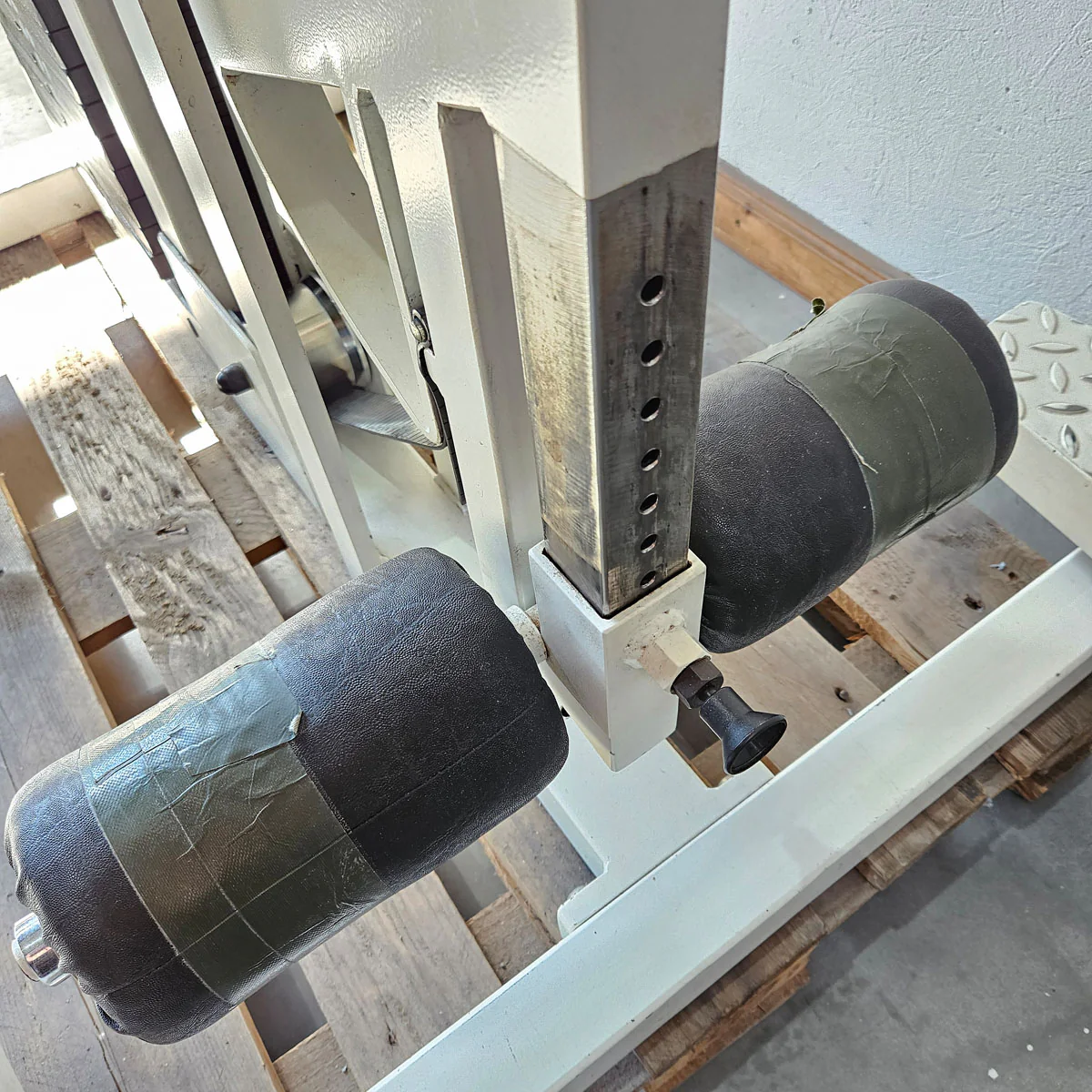 Gym80 Gluteusmaschine stehend, Glute Raiser, Pomaschine, Oldschool Bodybuilding Kraftgerät - Edition oder Classic Line, Rahmen Weiß, gebraucht mit Gebrauchsspuren - Image 7