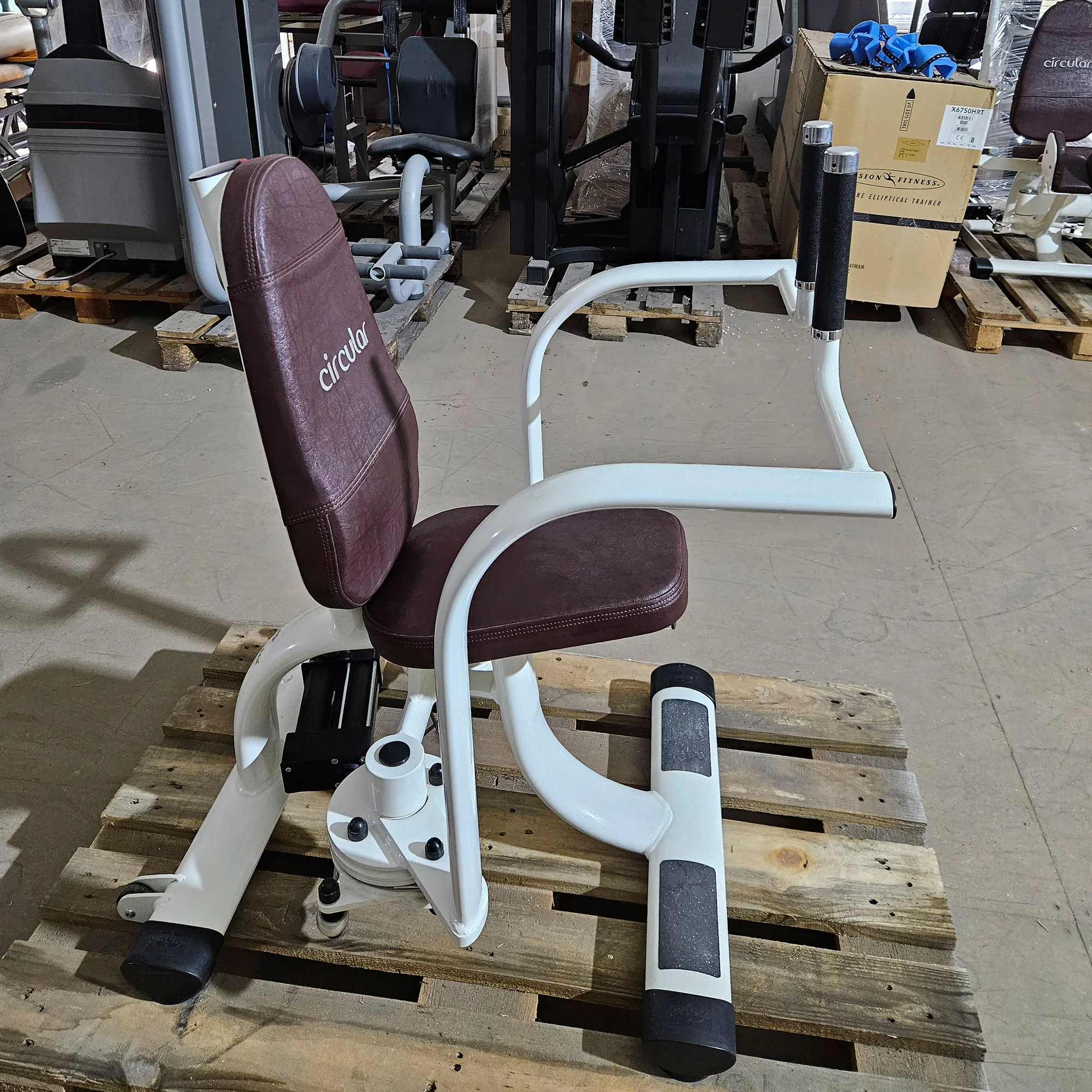 Gym80 Hydraulischer-Zirkel, Circular Serie, 7 Kraftgeräte, Farbe Weiß, Polster Braun, gebraucht - überholter Zustand - Image 9