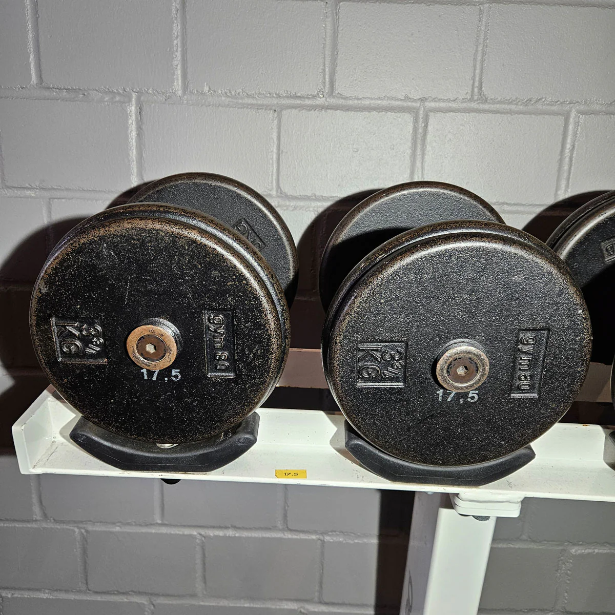Gym80 Kurzhantelsatz aus Guss von 2,5 bis 40kg in 2,5kg Stufen ( 16 Paare ) Oldschool, Gym80 Kurzhantelablage gegen Aufpreis verfügbar, gebraucht - mit Gebrauchsspuren - Image 11