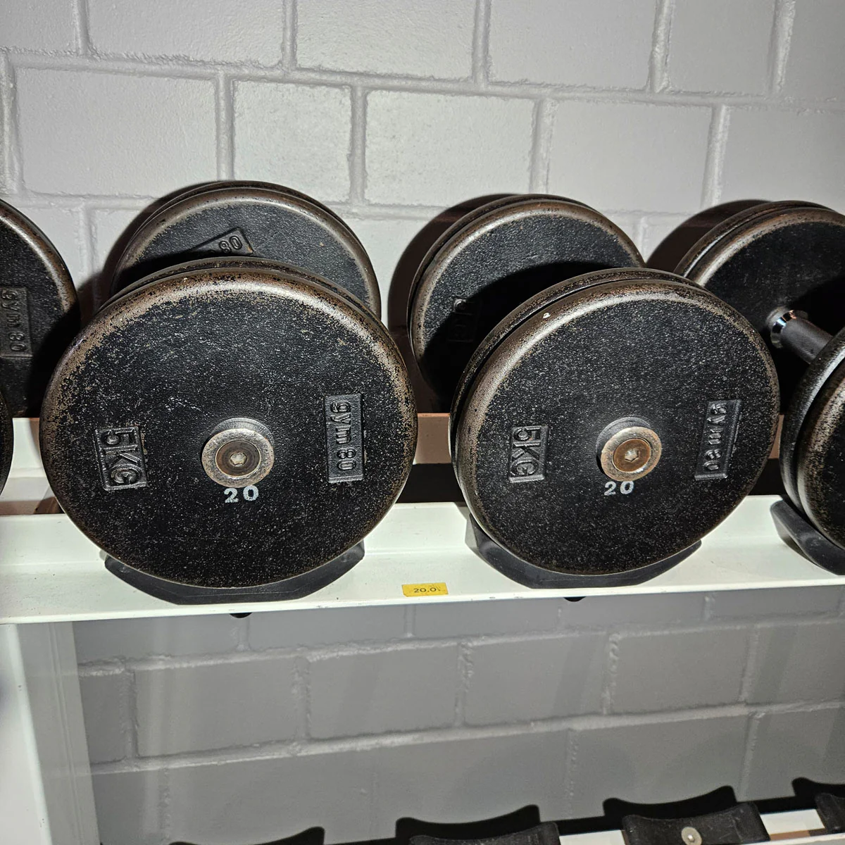 Gym80 Kurzhantelsatz aus Guss von 2,5 bis 40kg in 2,5kg Stufen ( 16 Paare ) Oldschool, Gym80 Kurzhantelablage gegen Aufpreis verfügbar, gebraucht - mit Gebrauchsspuren - Image 12