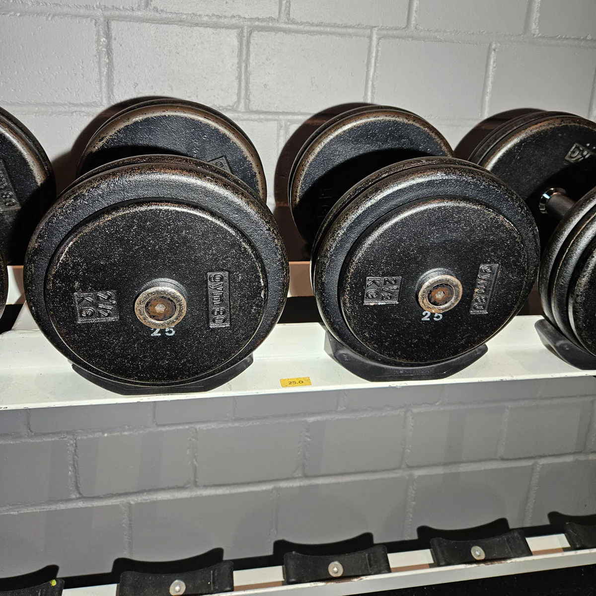 Gym80 Kurzhantelsatz aus Guss von 2,5 bis 40kg in 2,5kg Stufen ( 16 Paare ) Oldschool, Gym80 Kurzhantelablage gegen Aufpreis verfügbar, gebraucht - mit Gebrauchsspuren - Image 14