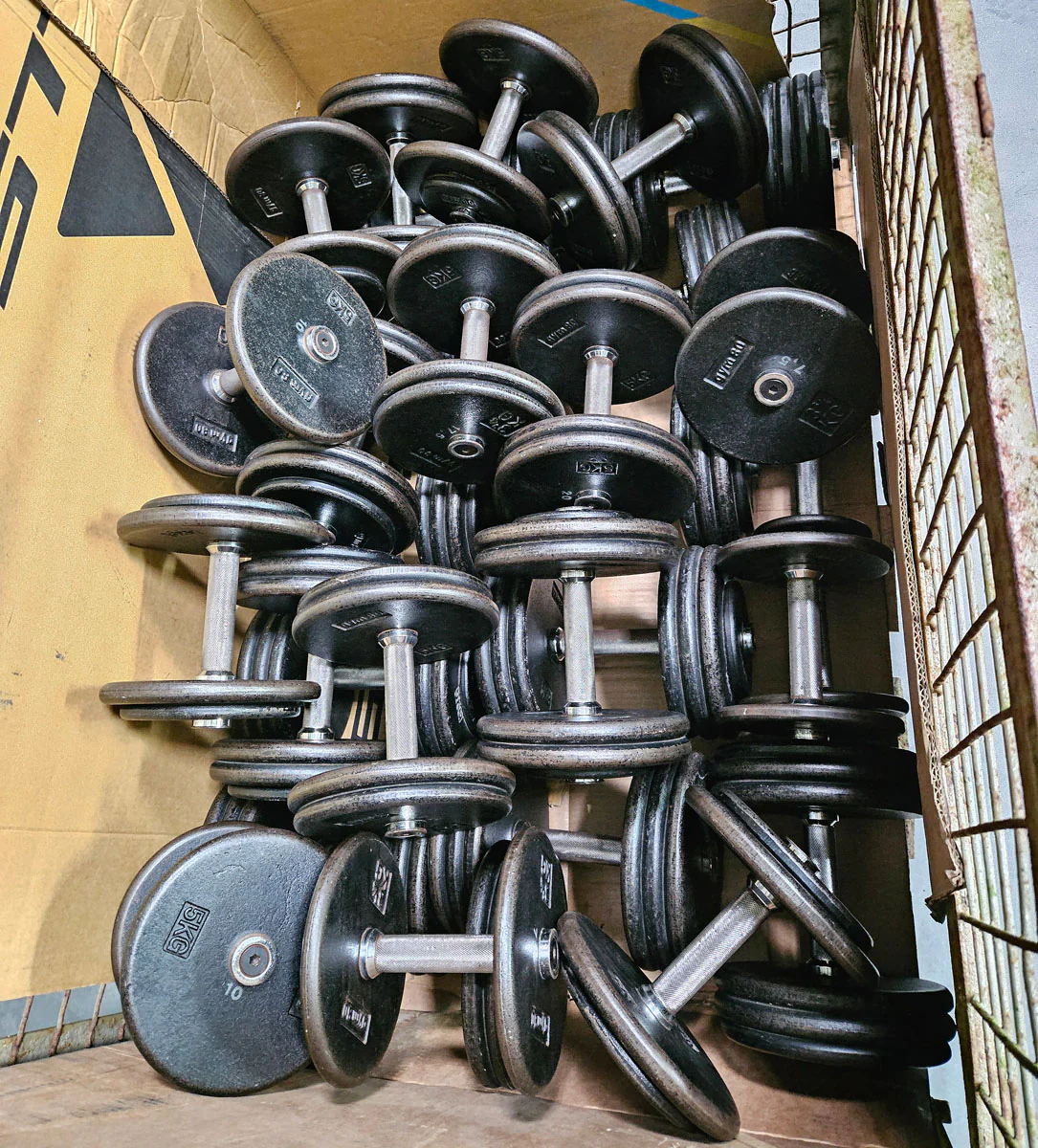 Gym80 Kurzhantelsatz aus Guss von 2,5 bis 40kg in 2,5kg Stufen ( 16 Paare ) Oldschool, Gym80 Kurzhantelablage gegen Aufpreis verfügbar, gebraucht - mit Gebrauchsspuren - Image 4