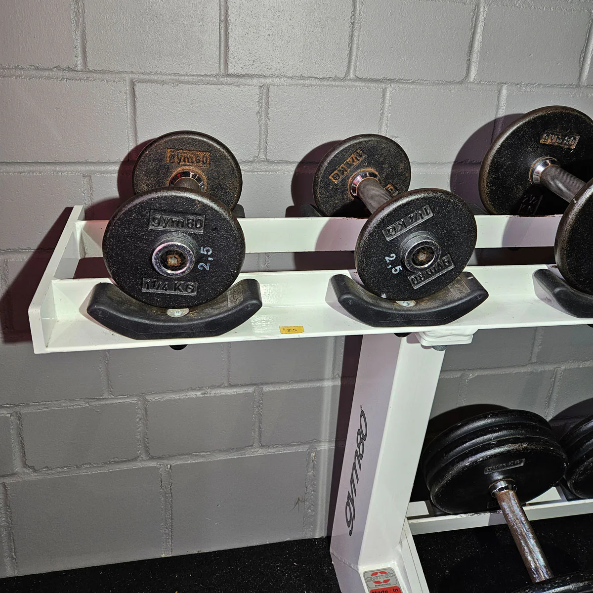 Gym80 Kurzhantelsatz aus Guss von 2,5 bis 40kg in 2,5kg Stufen ( 16 Paare ) Oldschool, Gym80 Kurzhantelablage gegen Aufpreis verfügbar, gebraucht - mit Gebrauchsspuren - Image 5