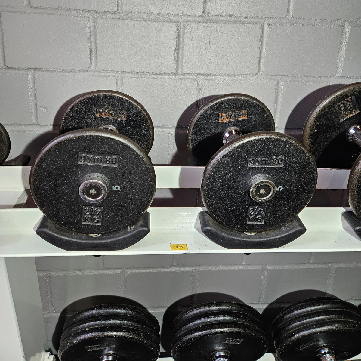 Gym80 Kurzhantelsatz aus Guss von 2,5 bis 40kg in 2,5kg Stufen ( 16 Paare ) Oldschool, Gym80 Kurzhantelablage gegen Aufpreis verfügbar, gebraucht - mit Gebrauchsspuren - Image 6