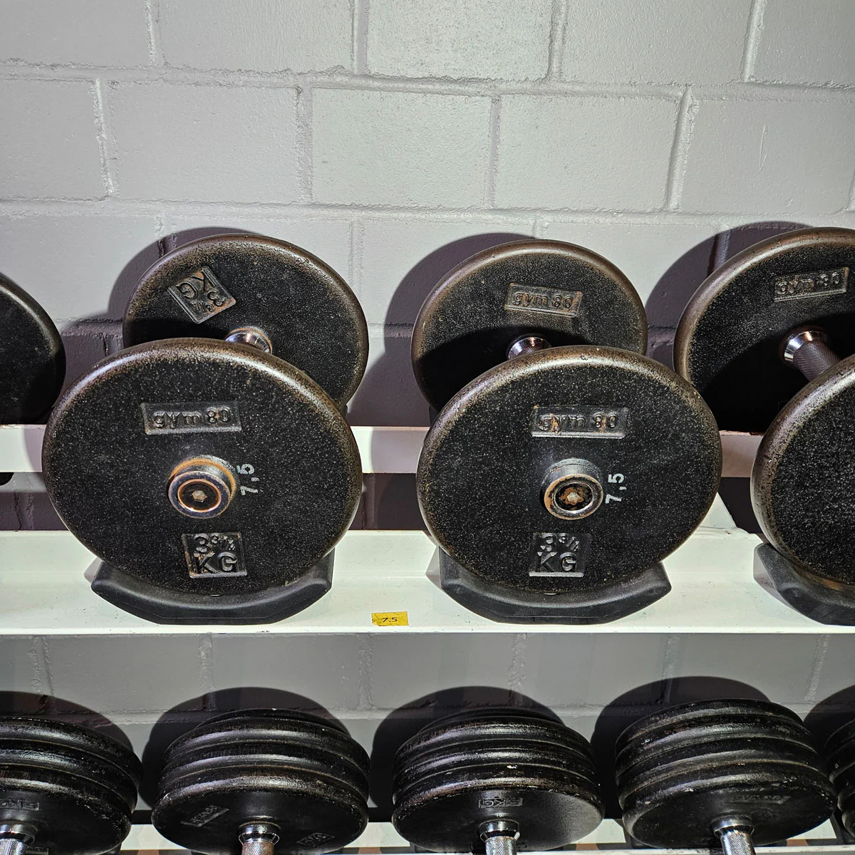 Gym80 Kurzhantelsatz aus Guss von 2,5 bis 40kg in 2,5kg Stufen ( 16 Paare ) Oldschool, Gym80 Kurzhantelablage gegen Aufpreis verfügbar, gebraucht - mit Gebrauchsspuren - Image 7