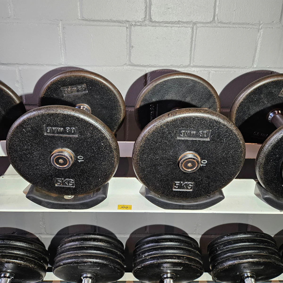 Gym80 Kurzhantelsatz aus Guss von 2,5 bis 40kg in 2,5kg Stufen ( 16 Paare ) Oldschool, Gym80 Kurzhantelablage gegen Aufpreis verfügbar, gebraucht - mit Gebrauchsspuren - Image 8