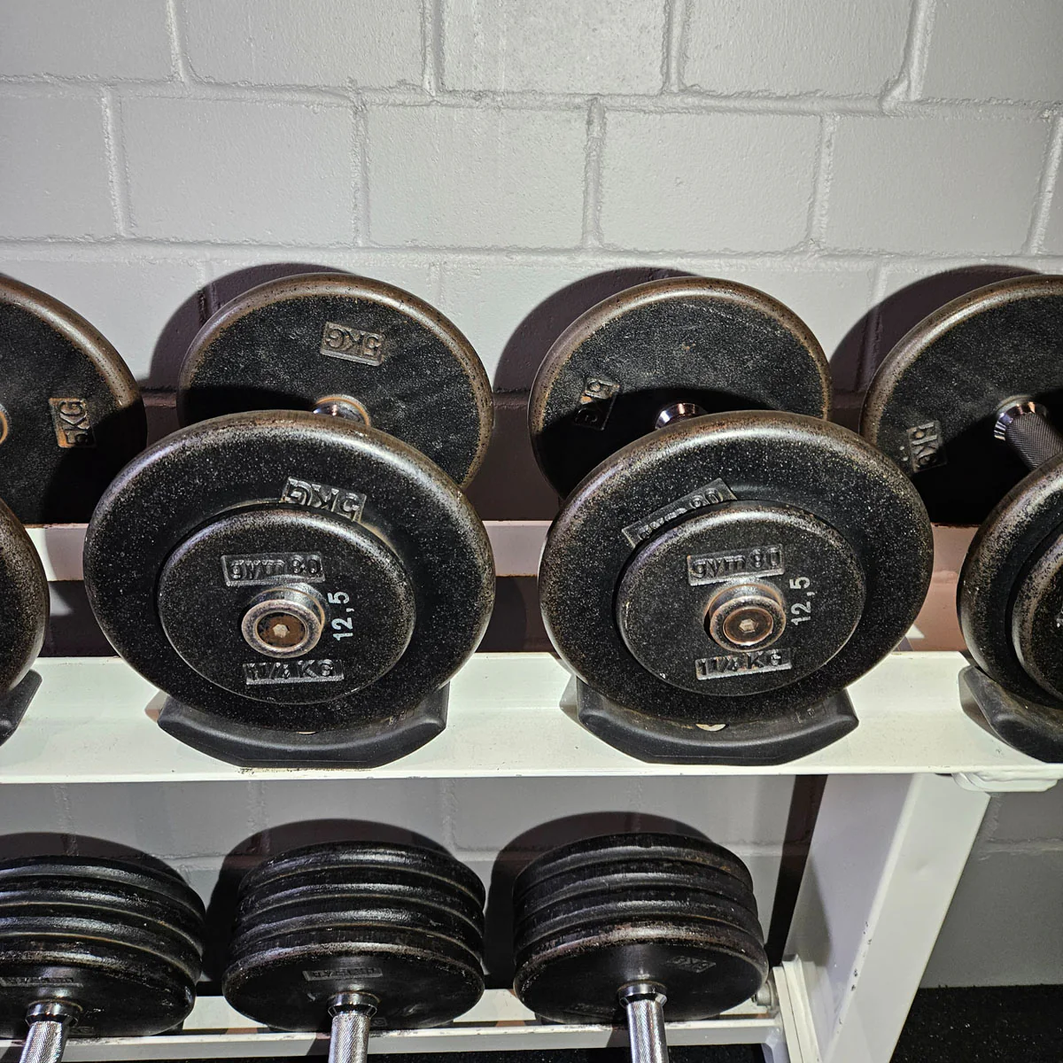 Gym80 Kurzhantelsatz aus Guss von 2,5 bis 40kg in 2,5kg Stufen ( 16 Paare ) Oldschool, Gym80 Kurzhantelablage gegen Aufpreis verfügbar, gebraucht - mit Gebrauchsspuren - Image 9