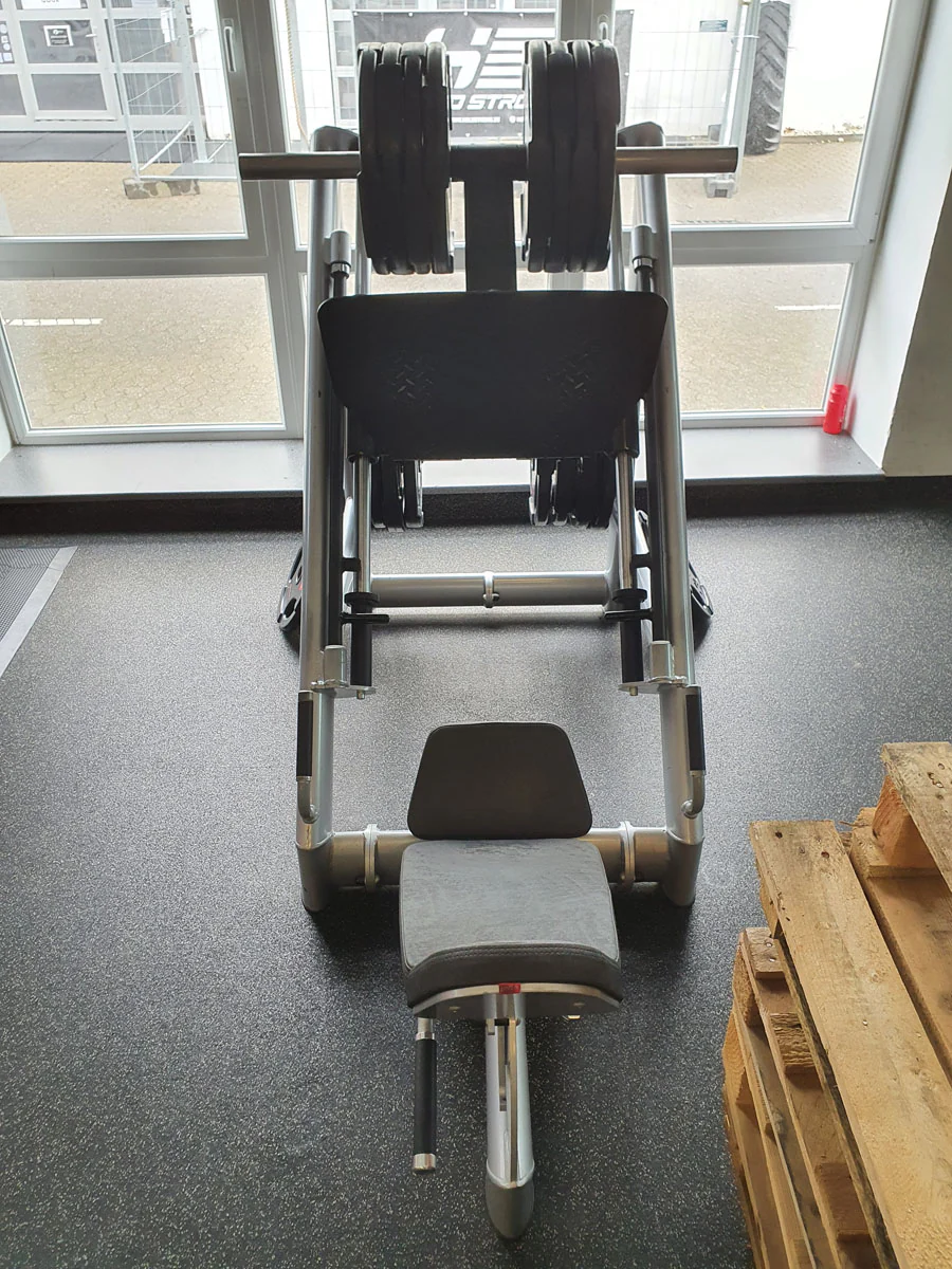 Gym80 Leg Press, 45 Grad Beinpresse, Plate loaded, Sygnum Series, Rahmenfarbe Silber, Polsterfarbe Schwarz, gebrauchter - überholter Zustand - Image 3