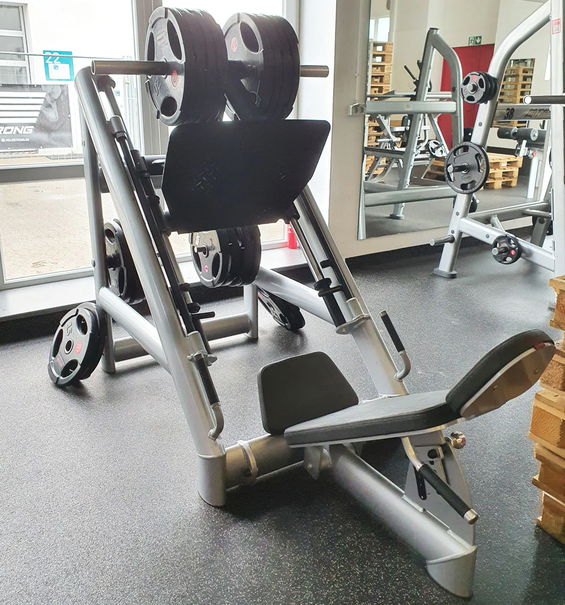 Gym80 Leg Press, 45 Grad Beinpresse, Plate loaded, Sygnum Series, Rahmenfarbe Silber, Polsterfarbe Schwarz, gebrauchter - überholter Zustand - Image 4
