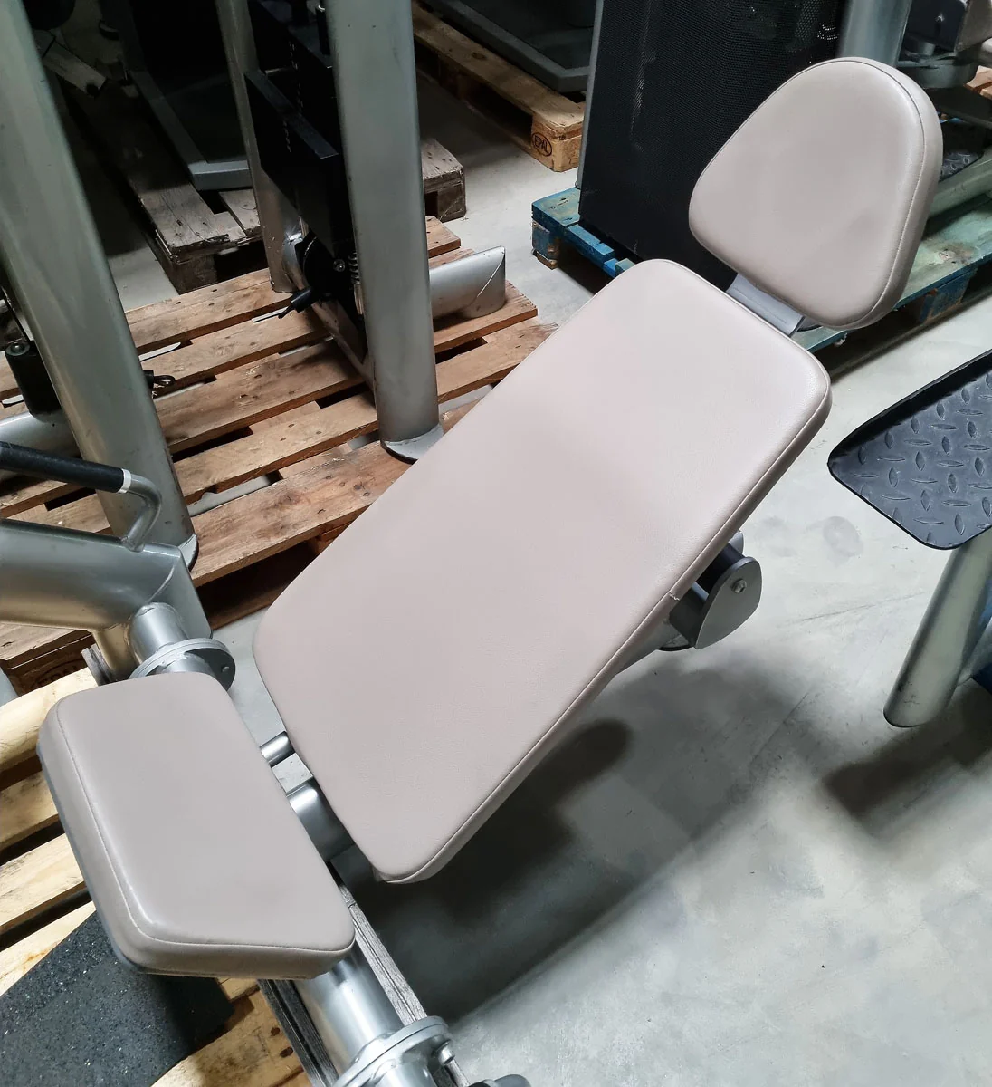 Gym80 Leg Press, 45 Grad Beinpresse, Plate loaded, Sygnum Series, Rahmenfarbe Silber, Polsterfarbe Schwarz, gebrauchter - überholter Zustand - Image 6
