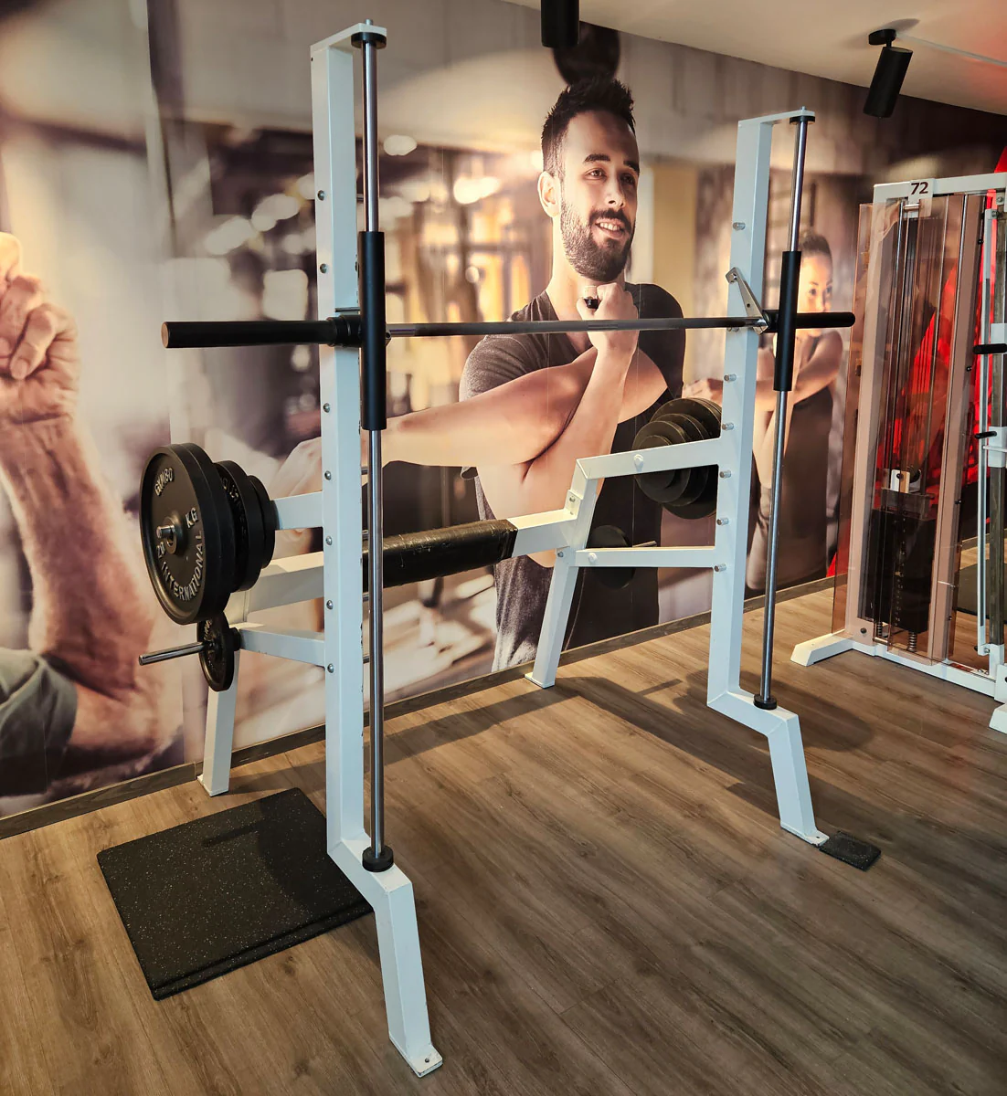 Gym80 Multipresse geführt, Smith Machine, 50mm Scheibenaufnahme, Rahmenfarbe Weiß, gebraucht - geprüfter Zustand - Image 2