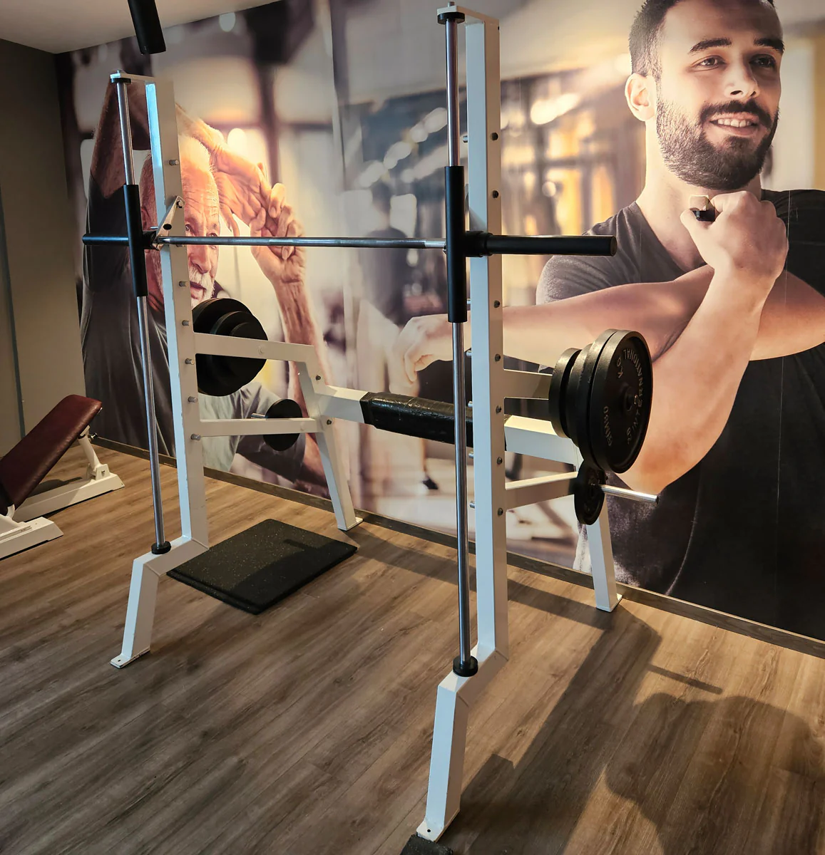 Gym80 Multipresse geführt, Smith Machine, 50mm Scheibenaufnahme, Rahmenfarbe Weiß, gebraucht - geprüfter Zustand - Image 3
